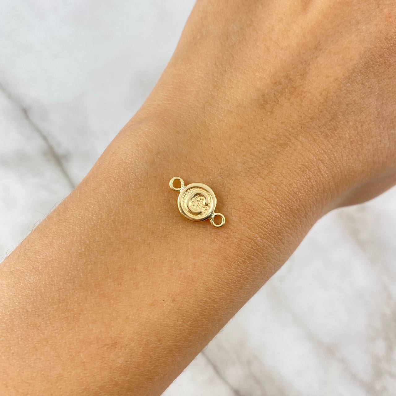 Herraje Letra C 0.35gr / 1.5cm / Circular Texturizado Oro Amarillo