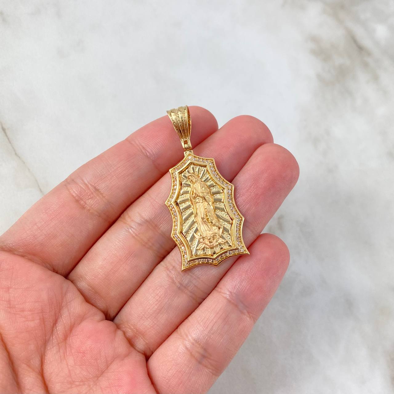 Dije Virgen de Guadalupe 6.95gr / 4.2cm / Circones Blancos Oro Amarillo