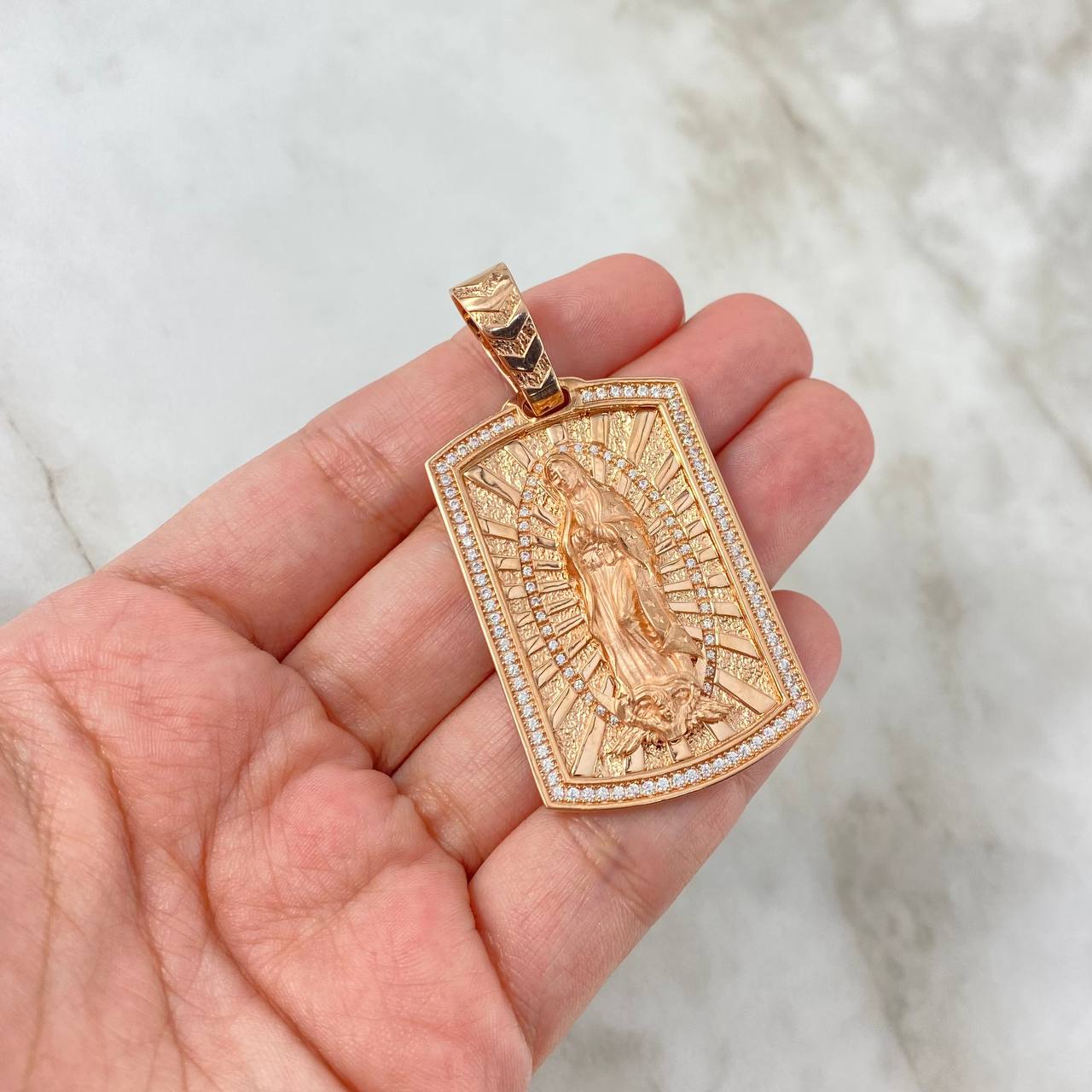Dije Placa Virgen de Guadalupe 21.35gr / 5.8cm / Circones Blancos Oro Rosa
