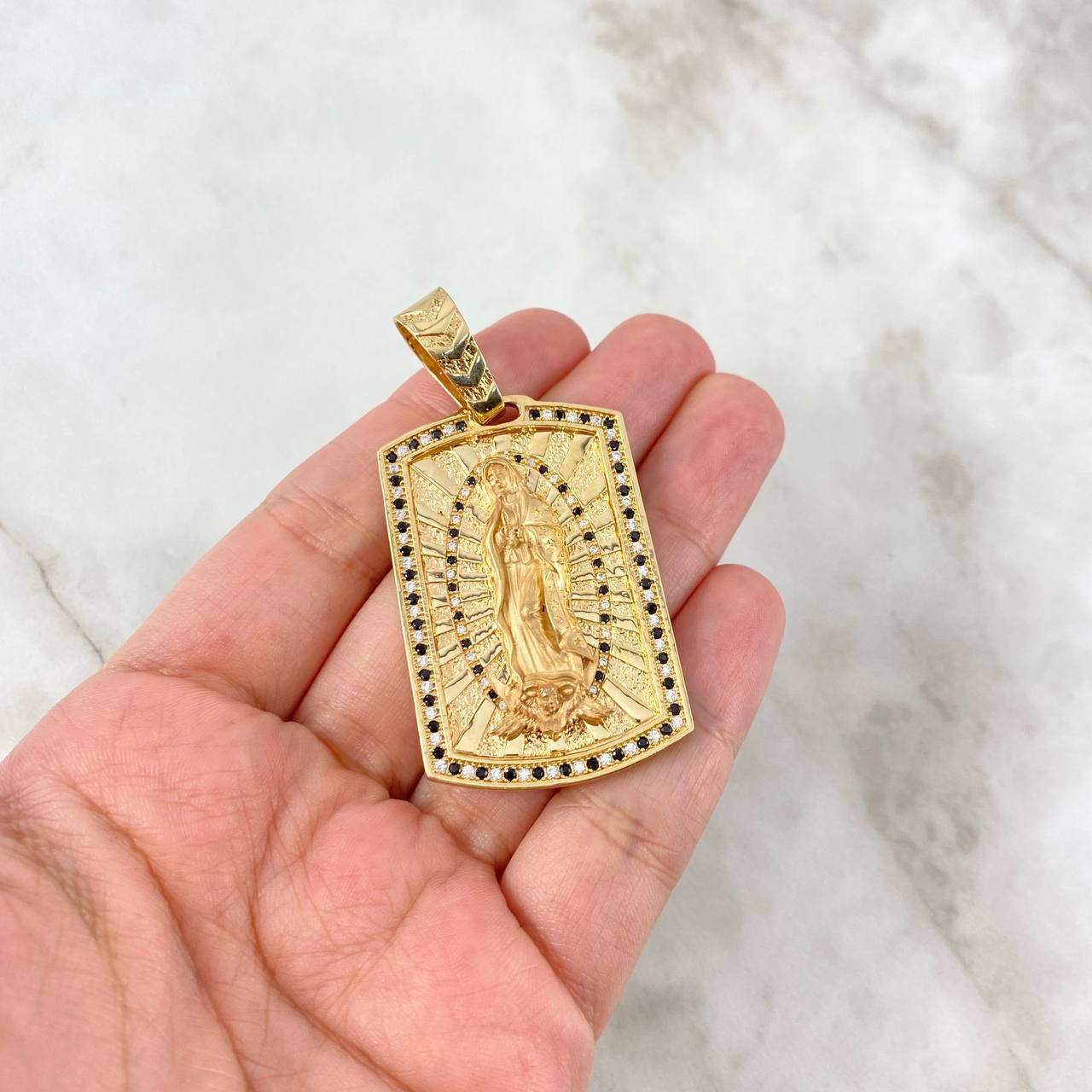 Dije Placa Virgen de Guadalupe 23.45gr / 5.8cm / Circones Blancos-Negros Oro Amarillo