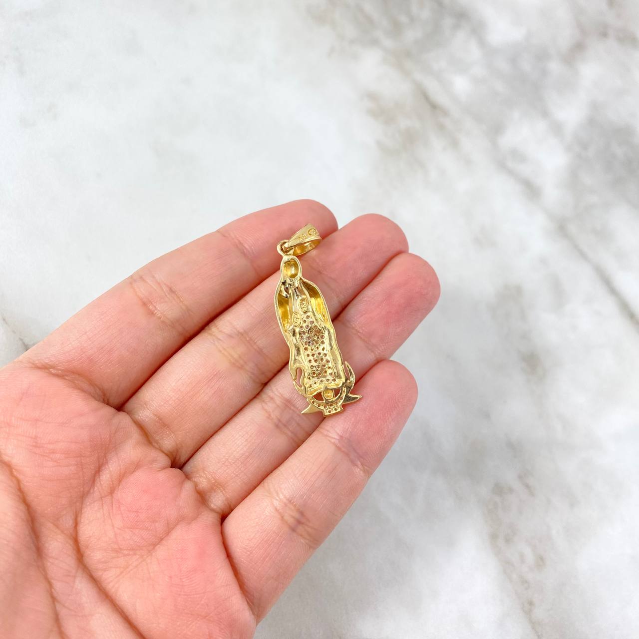Dije Virgen de Guadalupe 4.85gr / 4.3cm / Circones Blancos Oro Amarillo