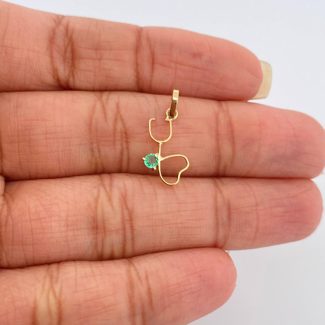 Dije Figura Fonendoscopio Esmeralda 0.4gr / 1.8cm / Oro Amarillo 18K %