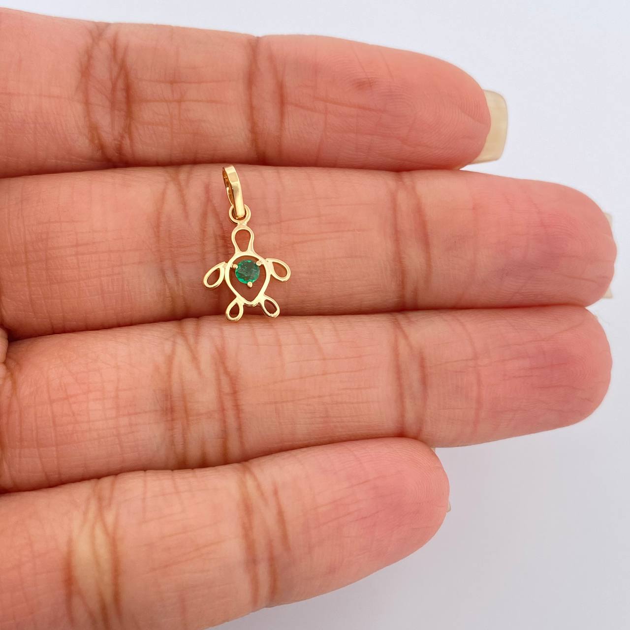 Dije Figura Tortuga Esmeralda 0.5gr / 1.6cm / Oro Amarillo 18K %