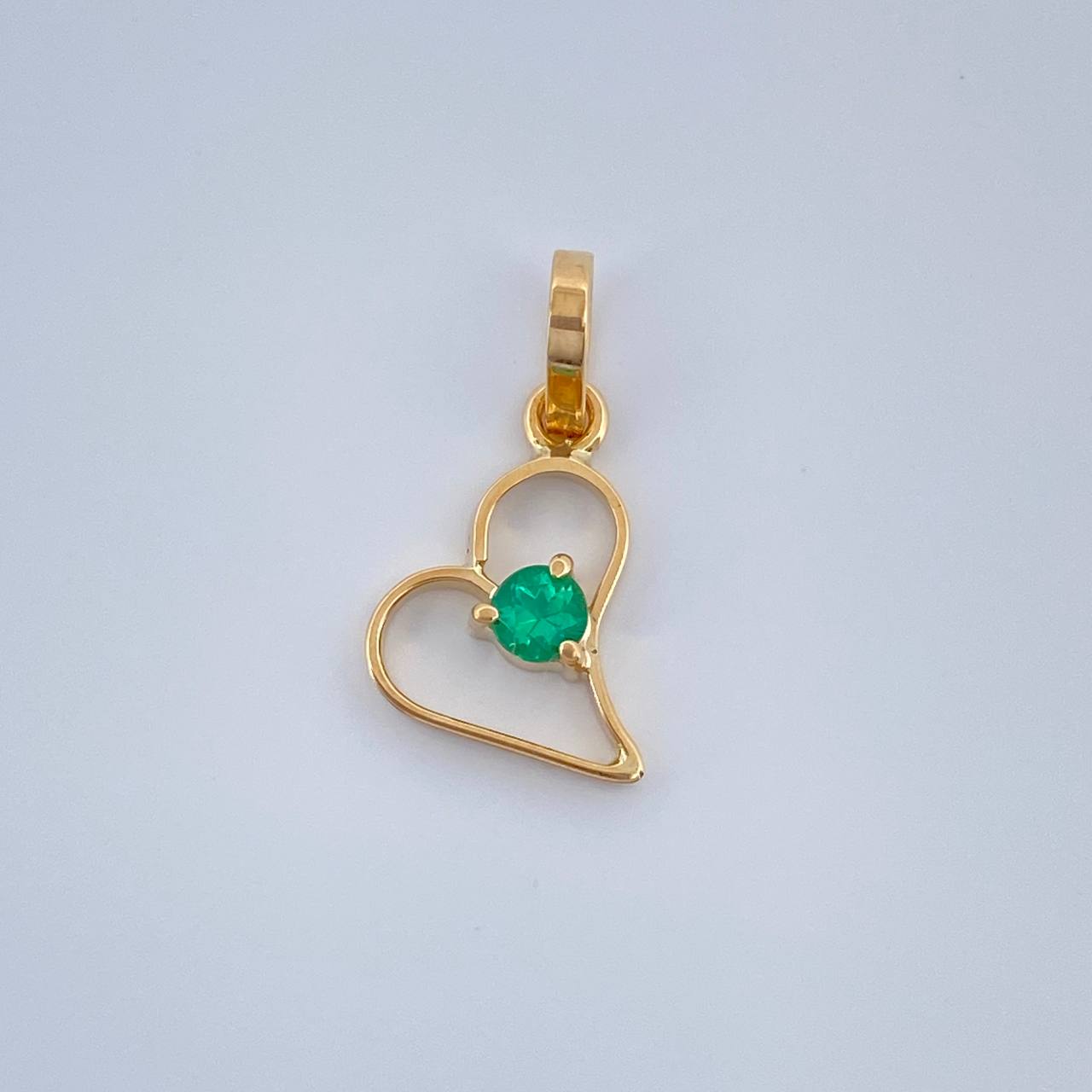 Dije Figura Corazón Esmeralda 0.4gr / 1.5cm / Oro Amarillo 18K %