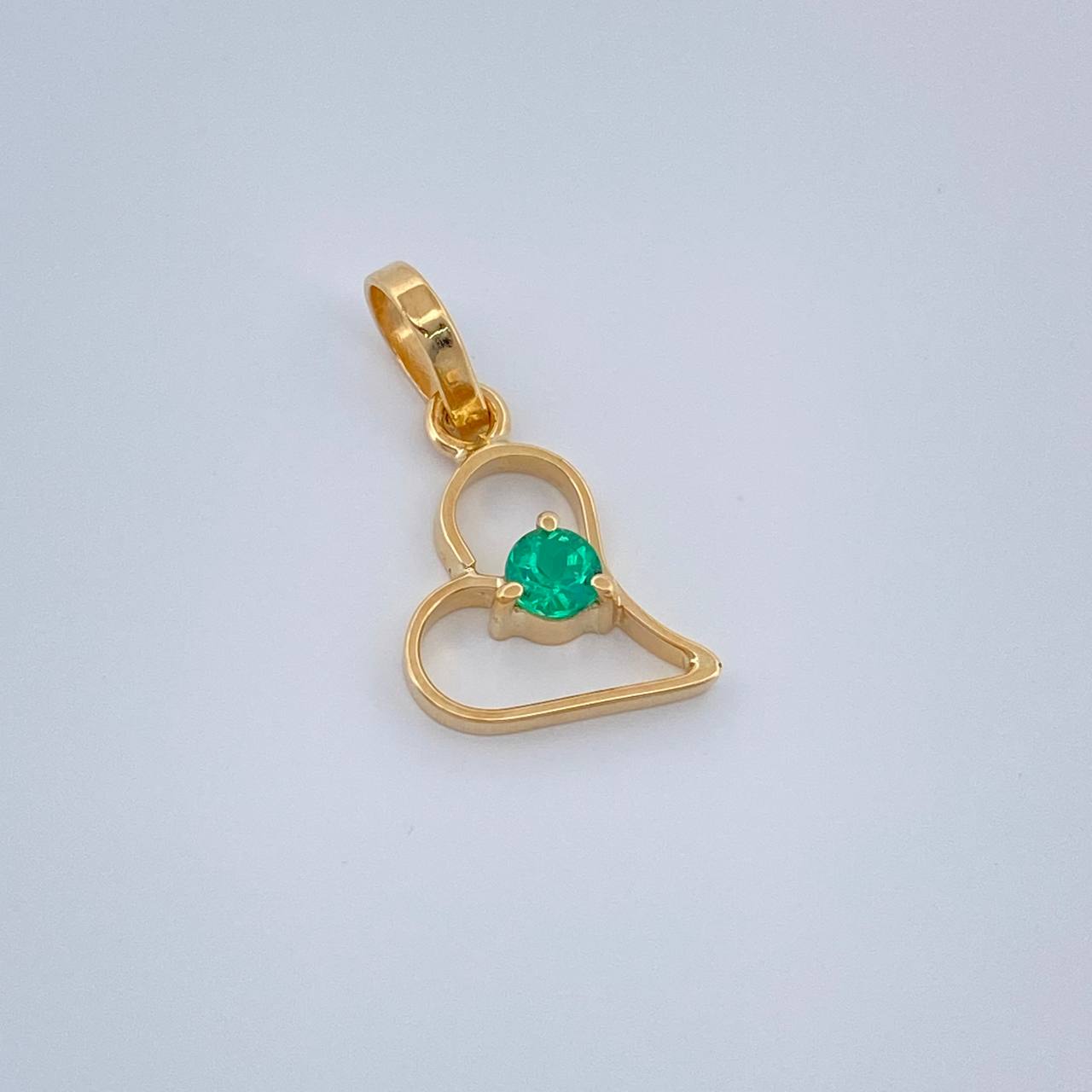 Dije Figura Corazón Esmeralda 0.4gr / 1.5cm / Oro Amarillo 18K %