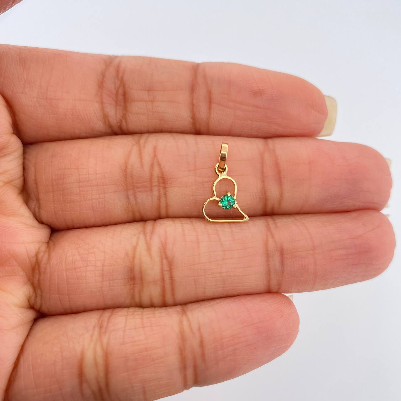 Dije Figura Corazón Esmeralda 0.4gr / 1.5cm / Oro Amarillo 18K %