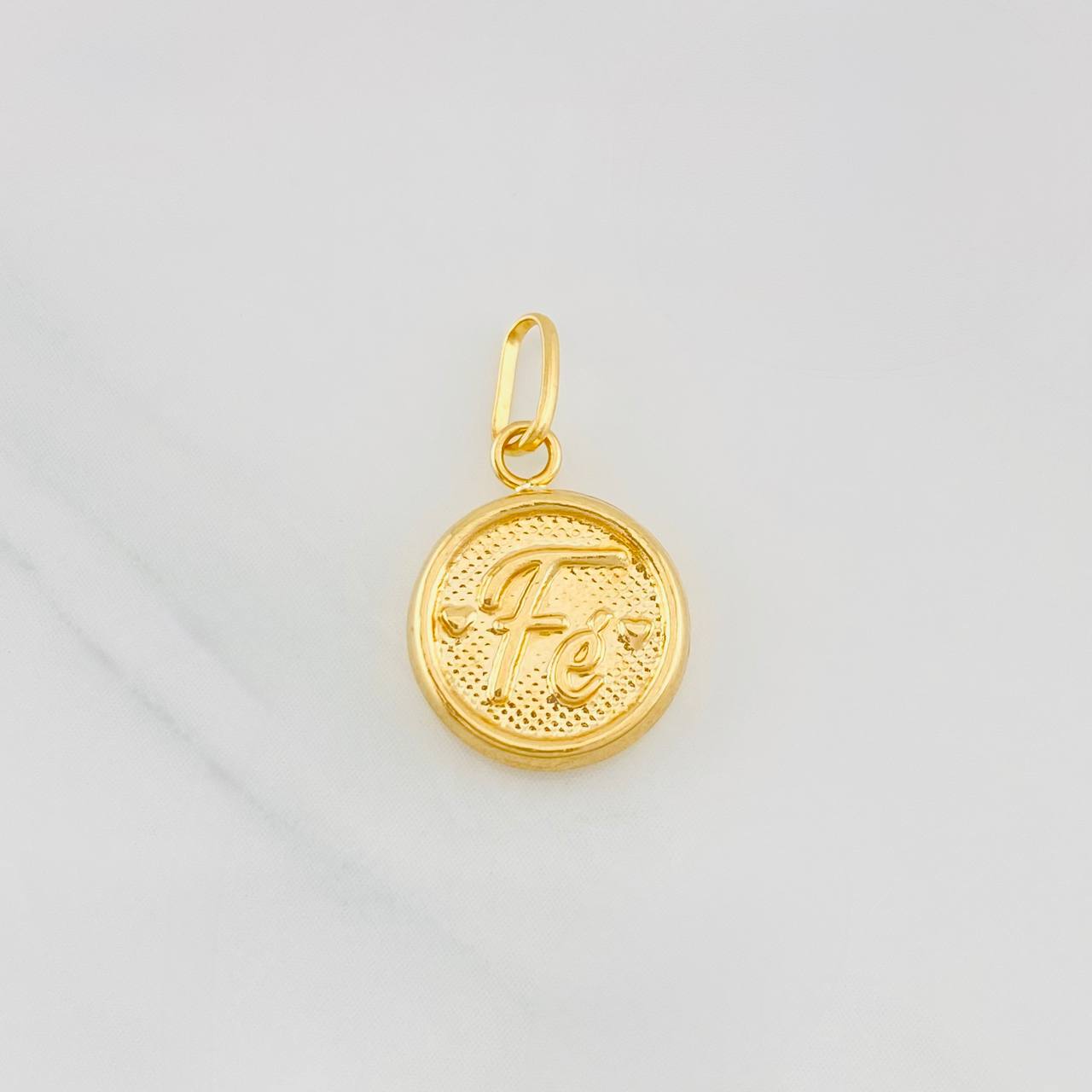 Dije Fe 0.55g / 1.7cm Oro Amarillo 18K