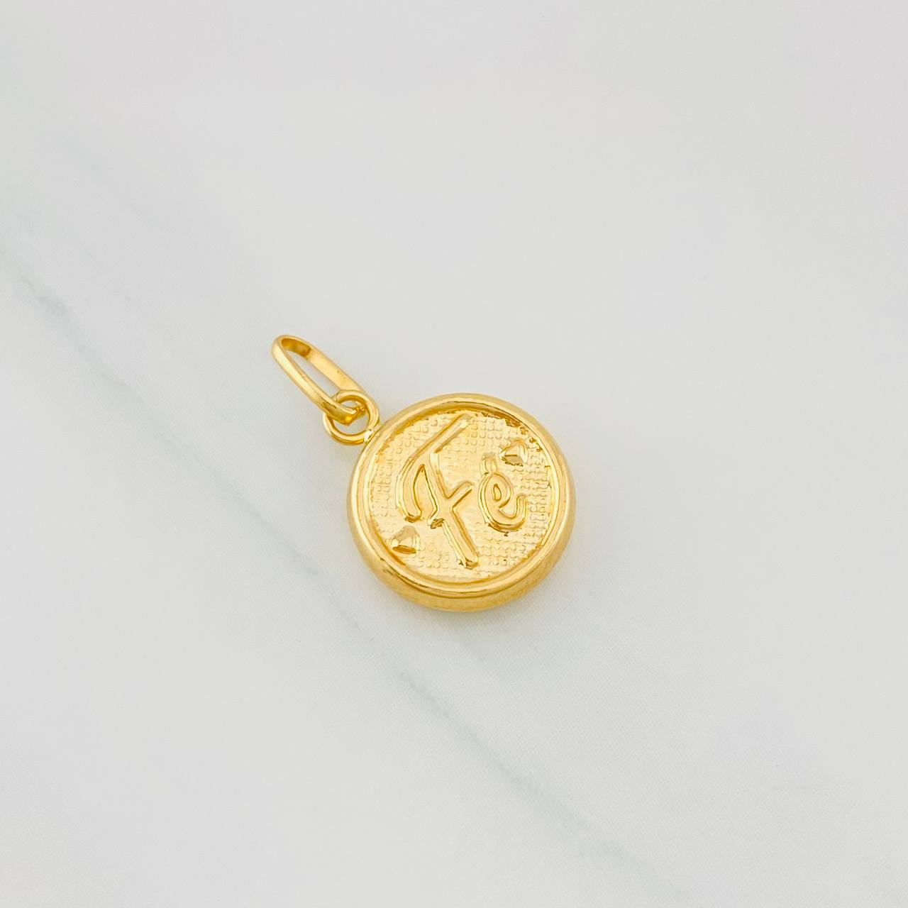 Dije Fe 0.55g / 1.7cm Oro Amarillo 18K