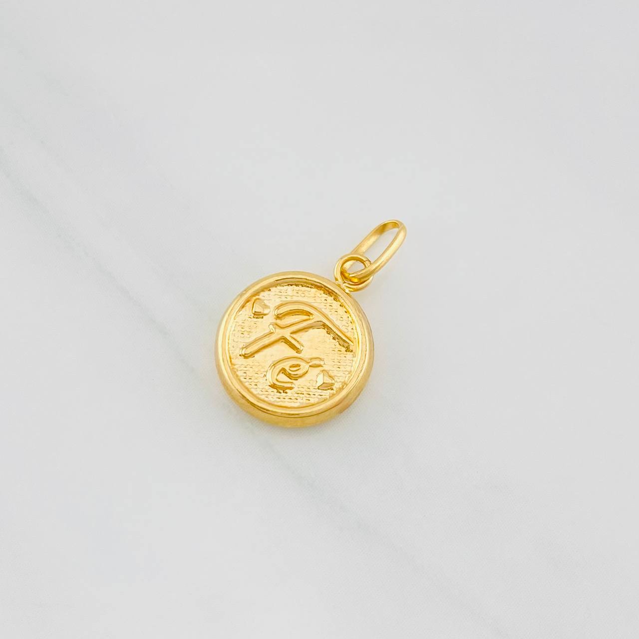 Dije Fe 0.55g / 1.7cm Oro Amarillo 18K