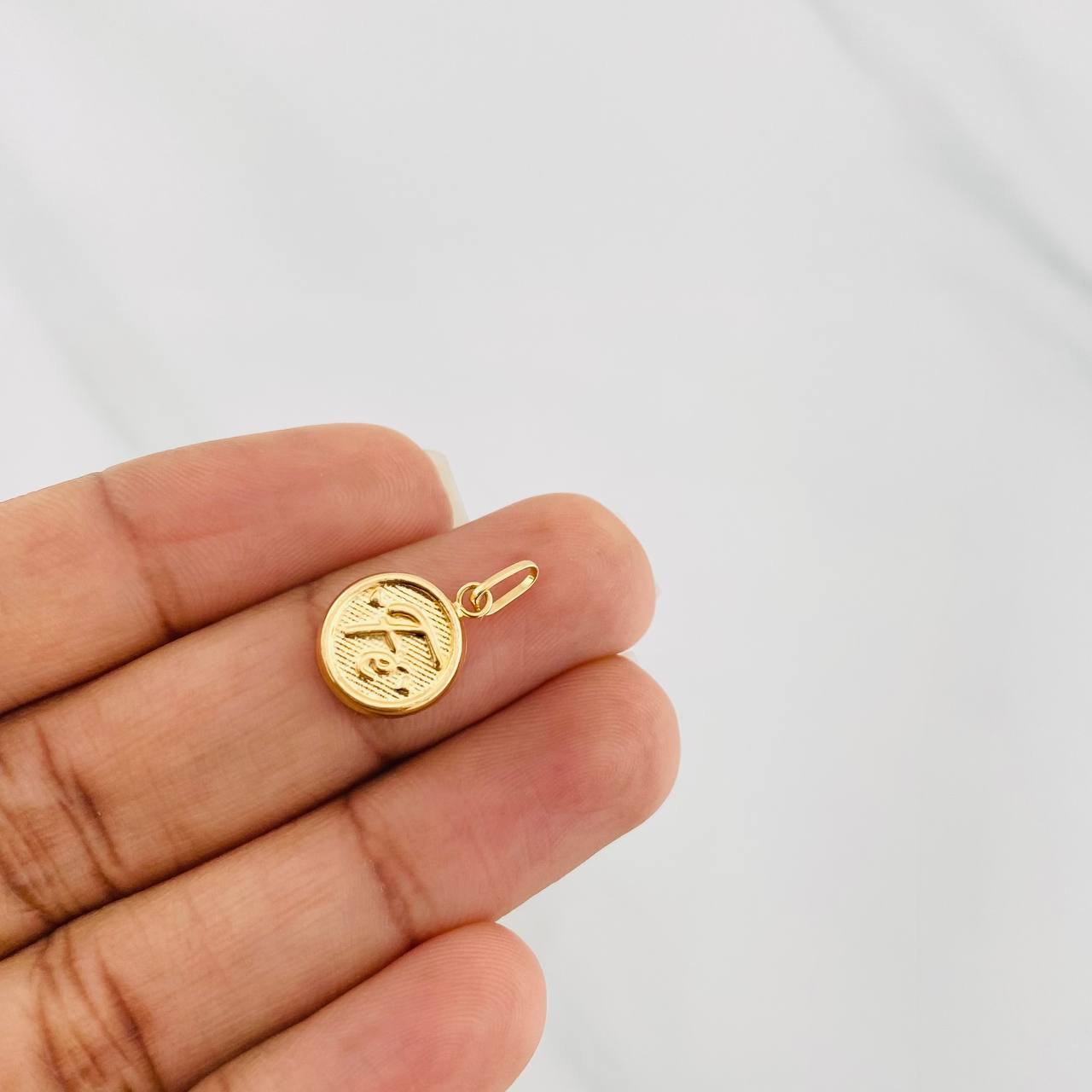 Dije Fe 0.5g / 1.8cm Oro Amarillo 18K