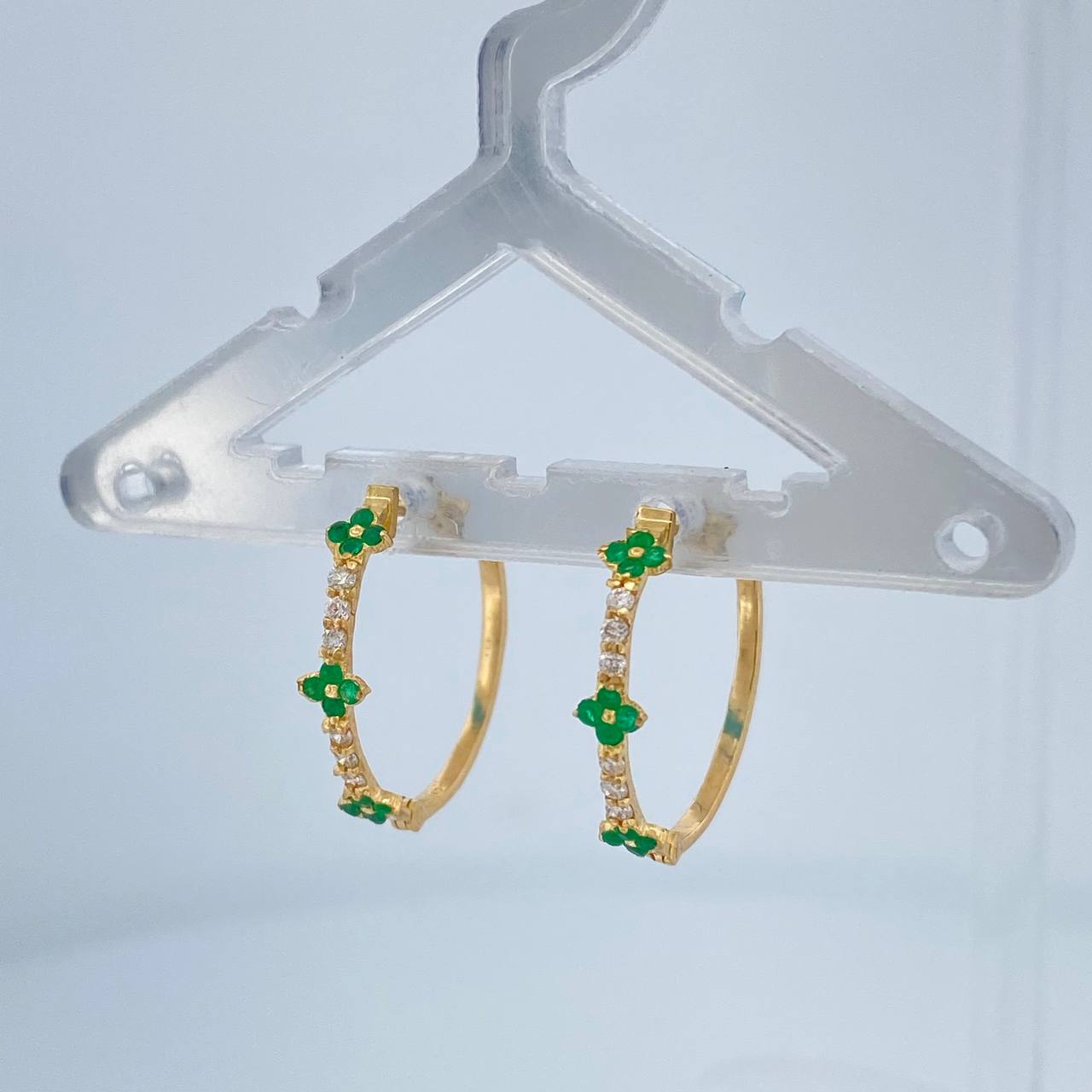 Candongas Trebol Mini Esmeraldas Diamantes 1.85gr / 1.9cm / Oro Amarillo 18K %