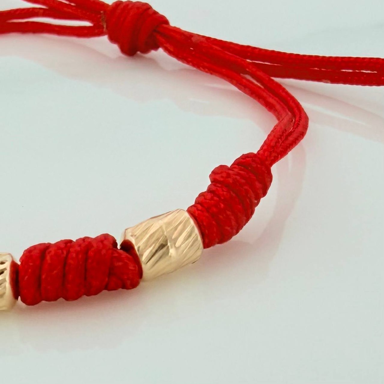 Pulsera Tejida Roja 7 Nudos 6 Cilindros Diamantadas Oro Amarillo 18K