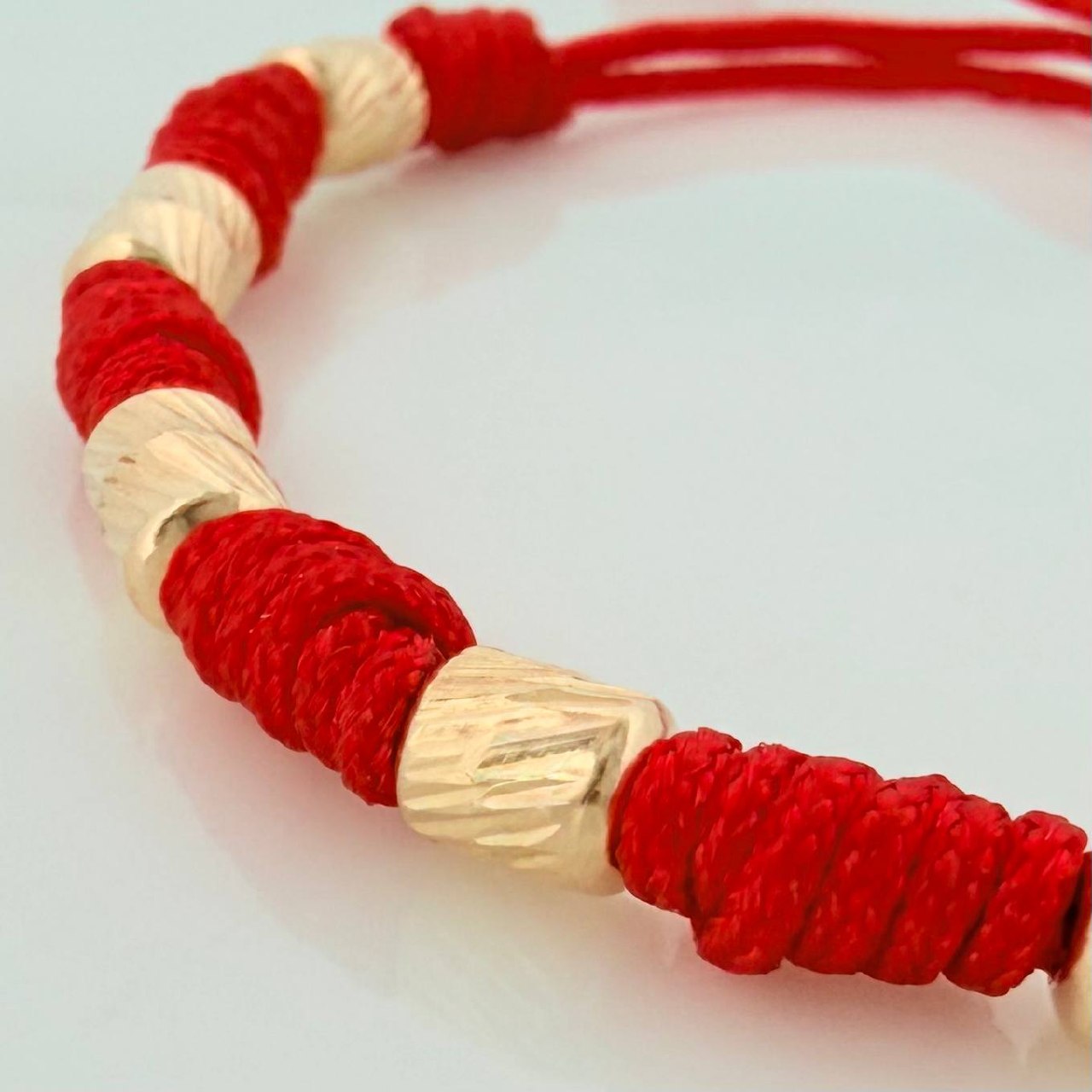 Pulsera Tejida Roja 7 Nudos 6 Cilindros Diamantadas Oro Amarillo 18K