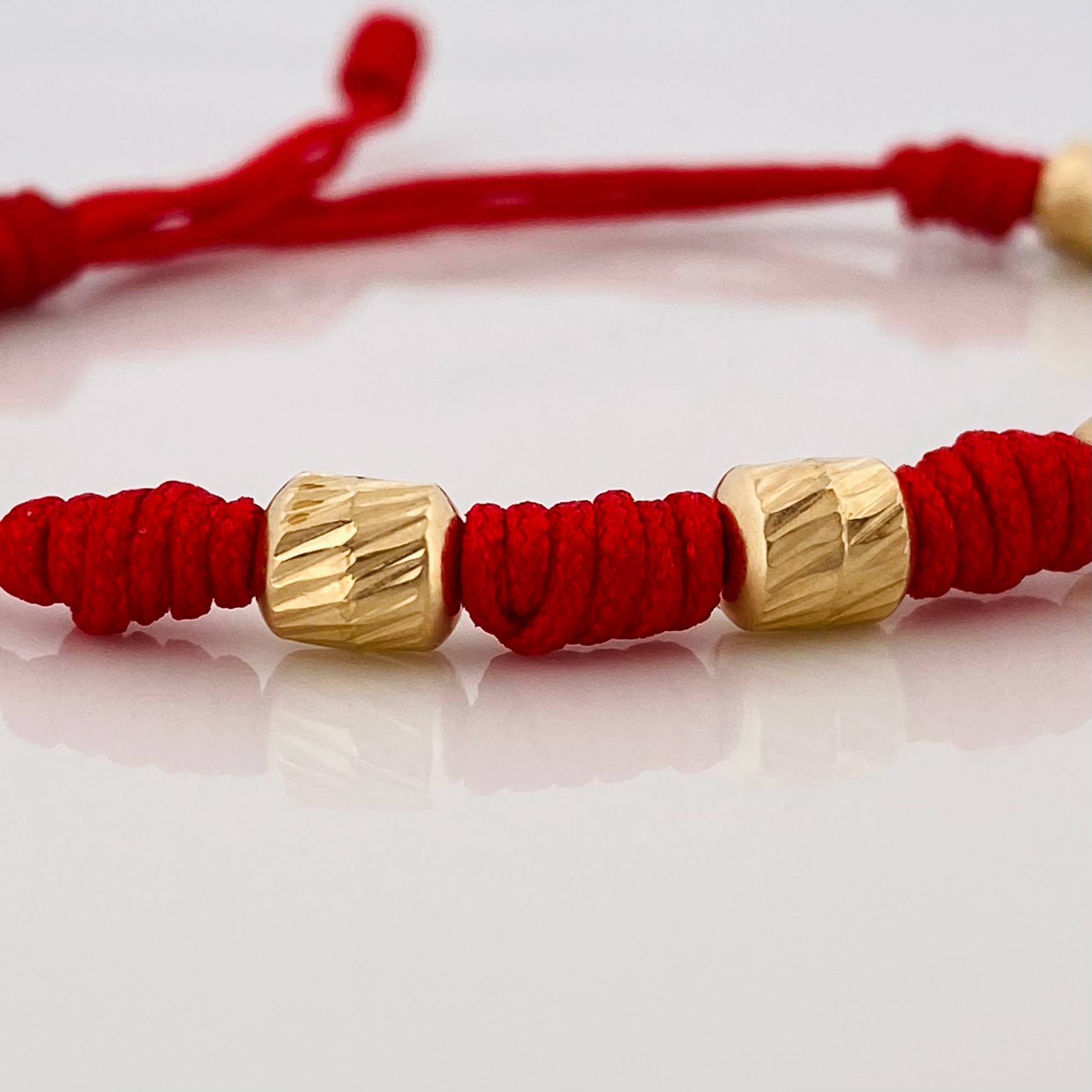 Pulsera Tejida Roja 7 Nudos 6 Cilindros Diamantados Oro Amarillo 18K