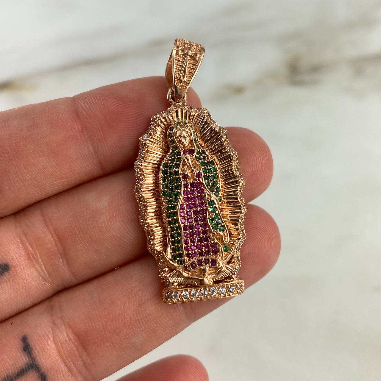 Dije Virgen de Guadalupe 10.2gr / 4.8cm / Circones Blancos-Verdes-Fucsias Oro Rosa
