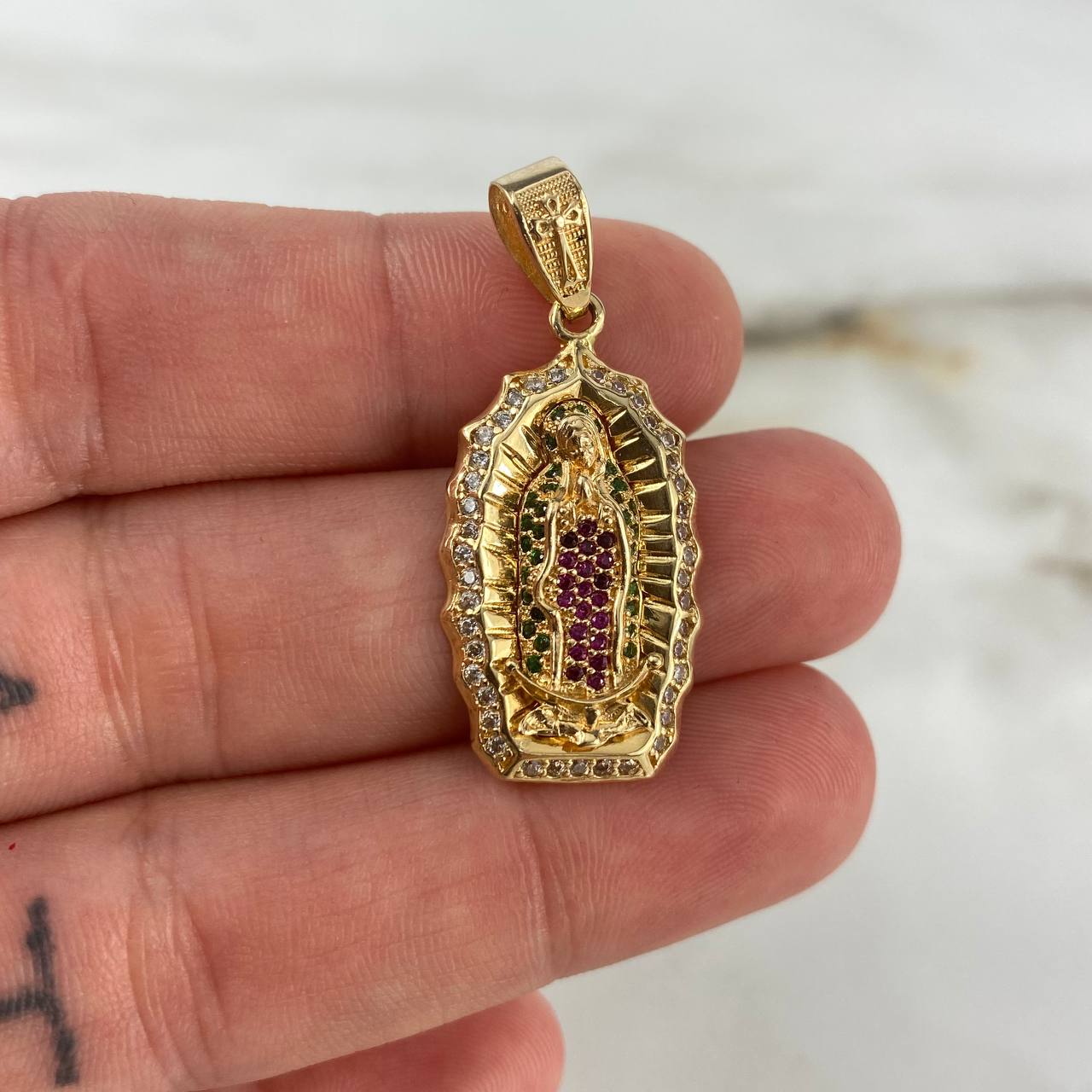 Dije Virgen de Guadalupe 5.55gr / 3.6cm / Circones Blancos-Verdes-Fucsias Oro Amarillo