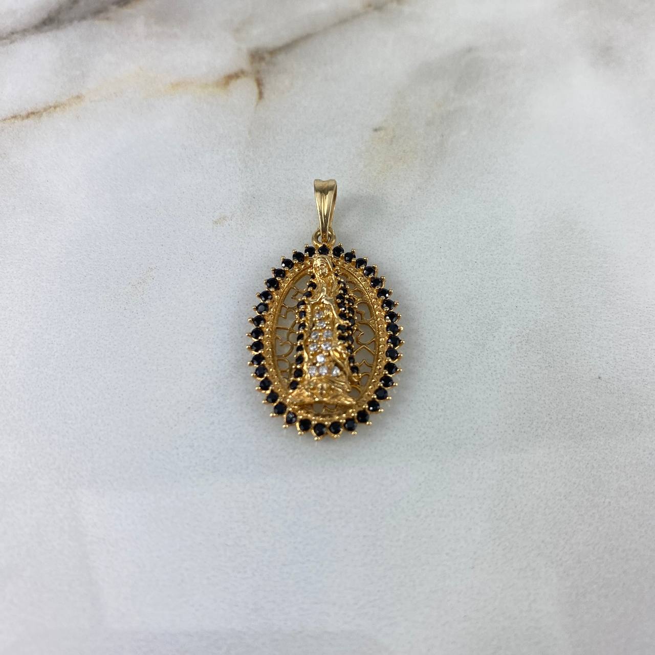 Dije Virgen de Guadalupe 3.7gr / 3.4cm / Circones Blancos-Negros Oro Amarillo