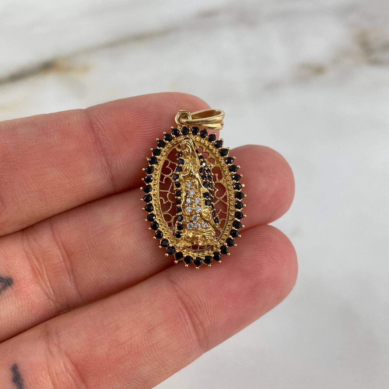 Dije Virgen de Guadalupe 3.7gr / 3.4cm / Circones Blancos-Negros Oro Amarillo