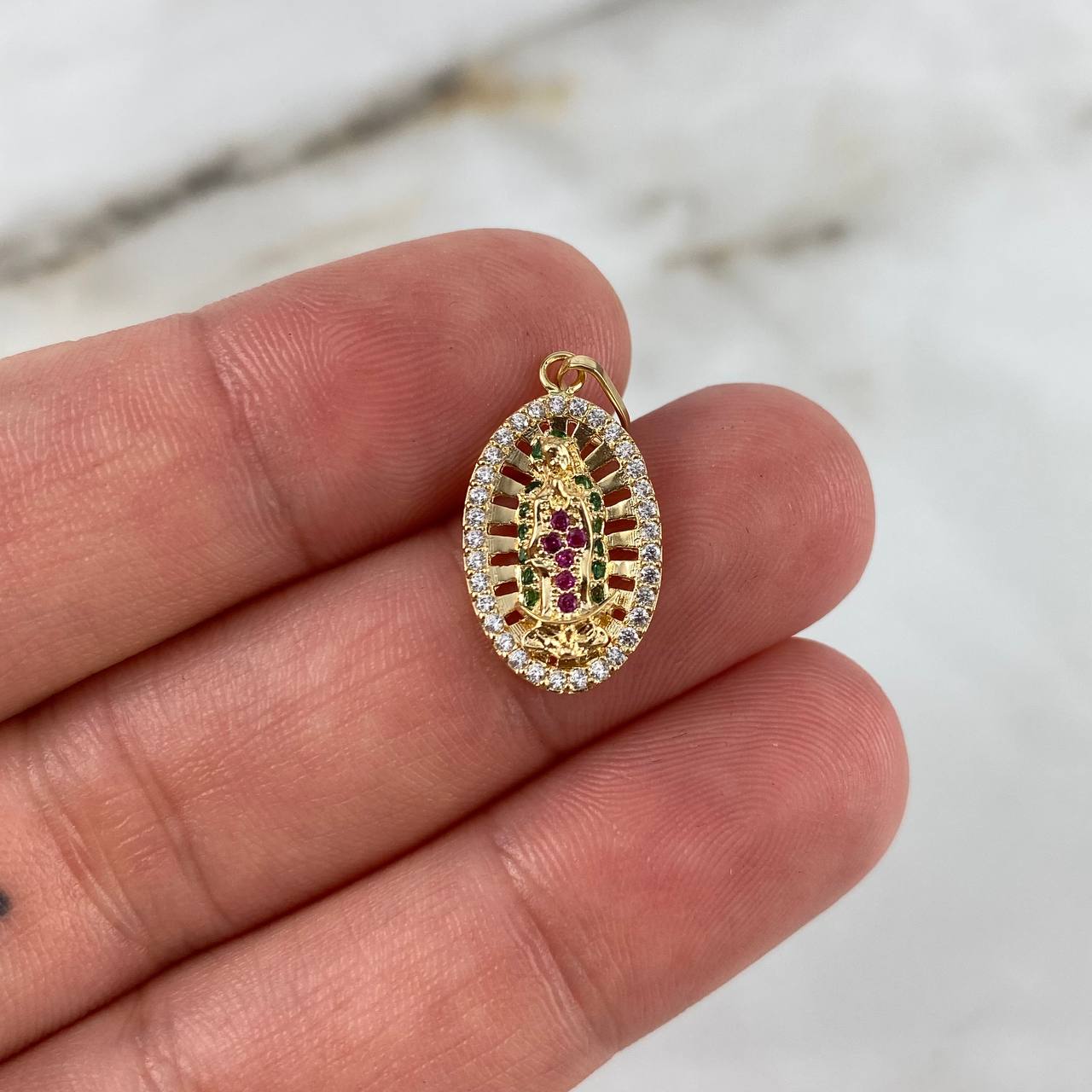 Dije Virgen de Guadalupe 1.9gr / 2.4cm / Circones Blancos-Verdes-Fucsias Oro Amarillo