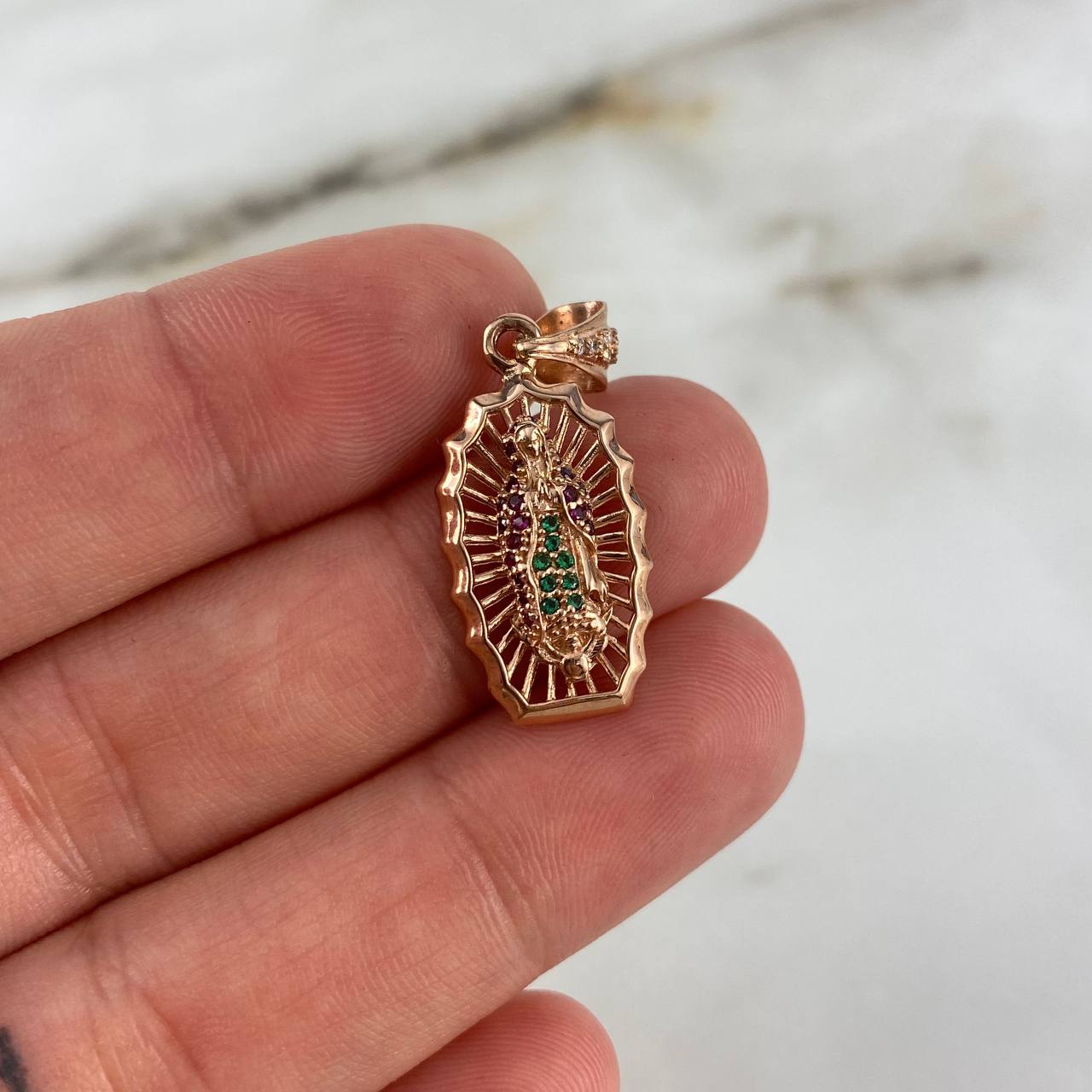 Dije Virgen de Guadalupe 2.8gr / 3.2cm / Circones Blancos-Verdes-Fucsias Oro Rosa