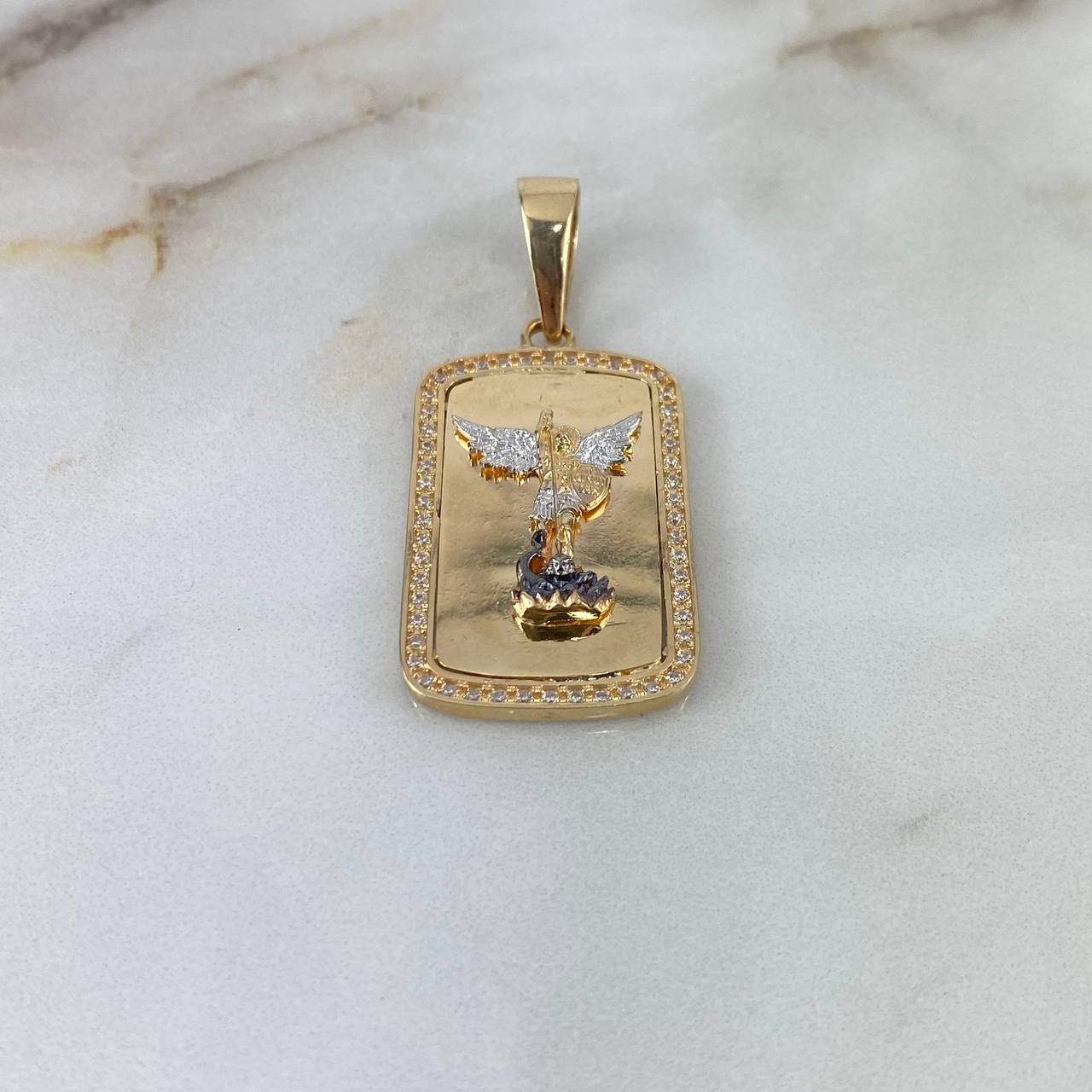 Dije Placa Rectangular San Miguel Arcángel 11.4gr / 4.7cm / Circones Blancos Tres Oros *