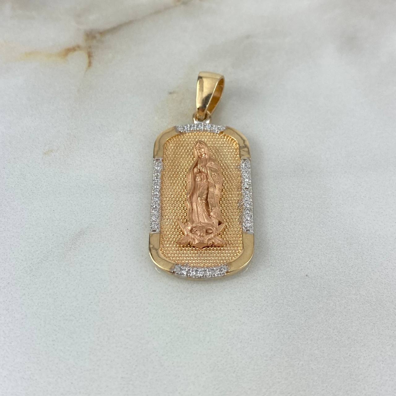 Dije Placa Rectangular Virgen de Guadalupe 7.85gr / 4cm / Circones Blancos Tres Oros
