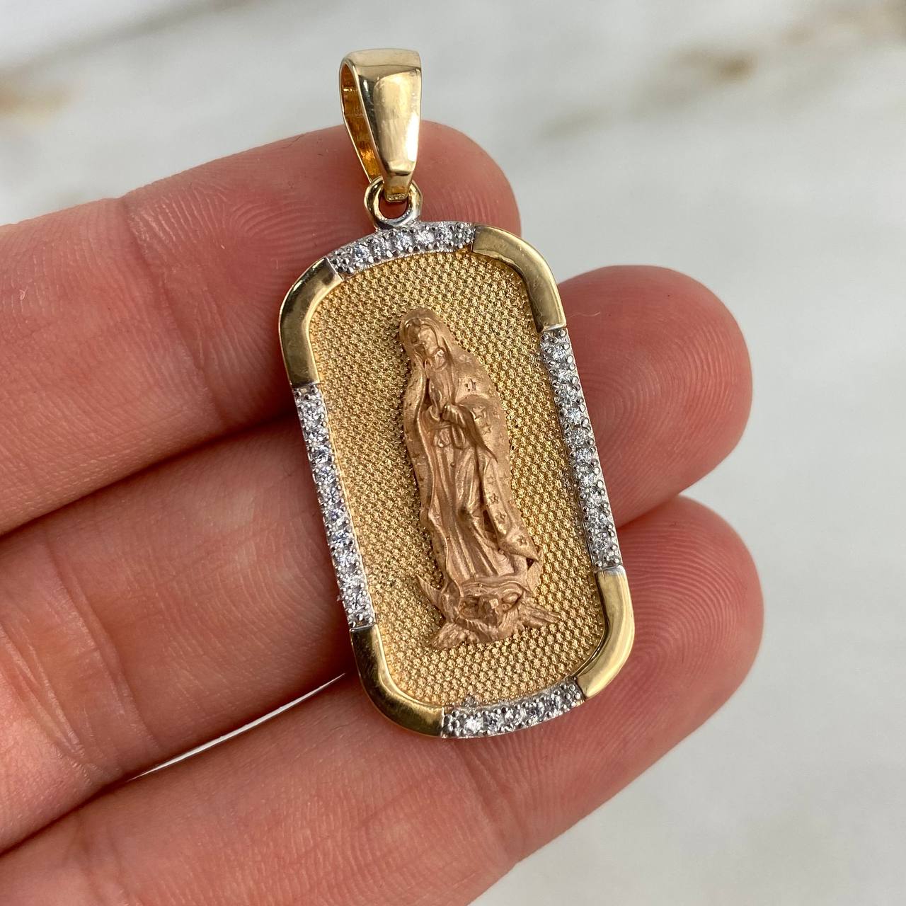 Dije Placa Rectangular Virgen de Guadalupe 7.85gr / 4cm / Circones Blancos Tres Oros