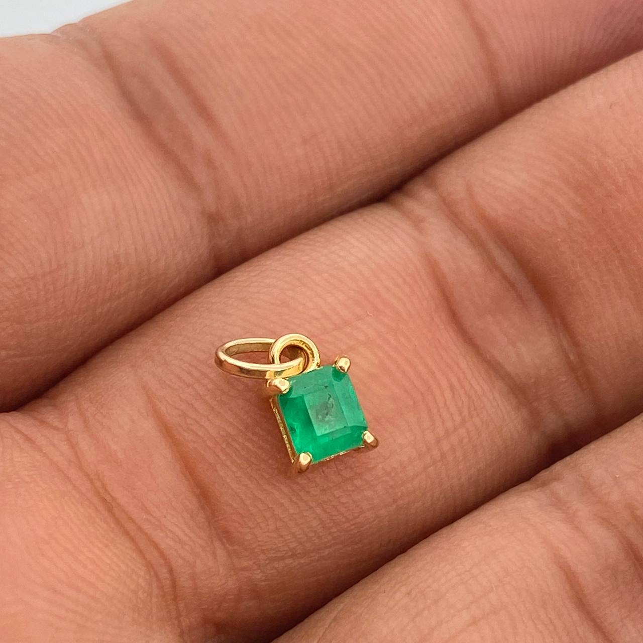 Dije Rectangulo Esmeralda 0.6gr / 1.1cm / Oro Amarillo 18K %