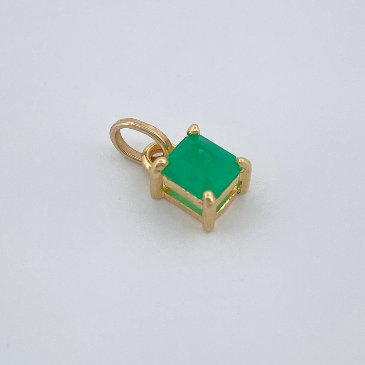 Dije Rectangulo Esmeralda 0.6gr / 1.1cm / Oro Amarillo 18K %