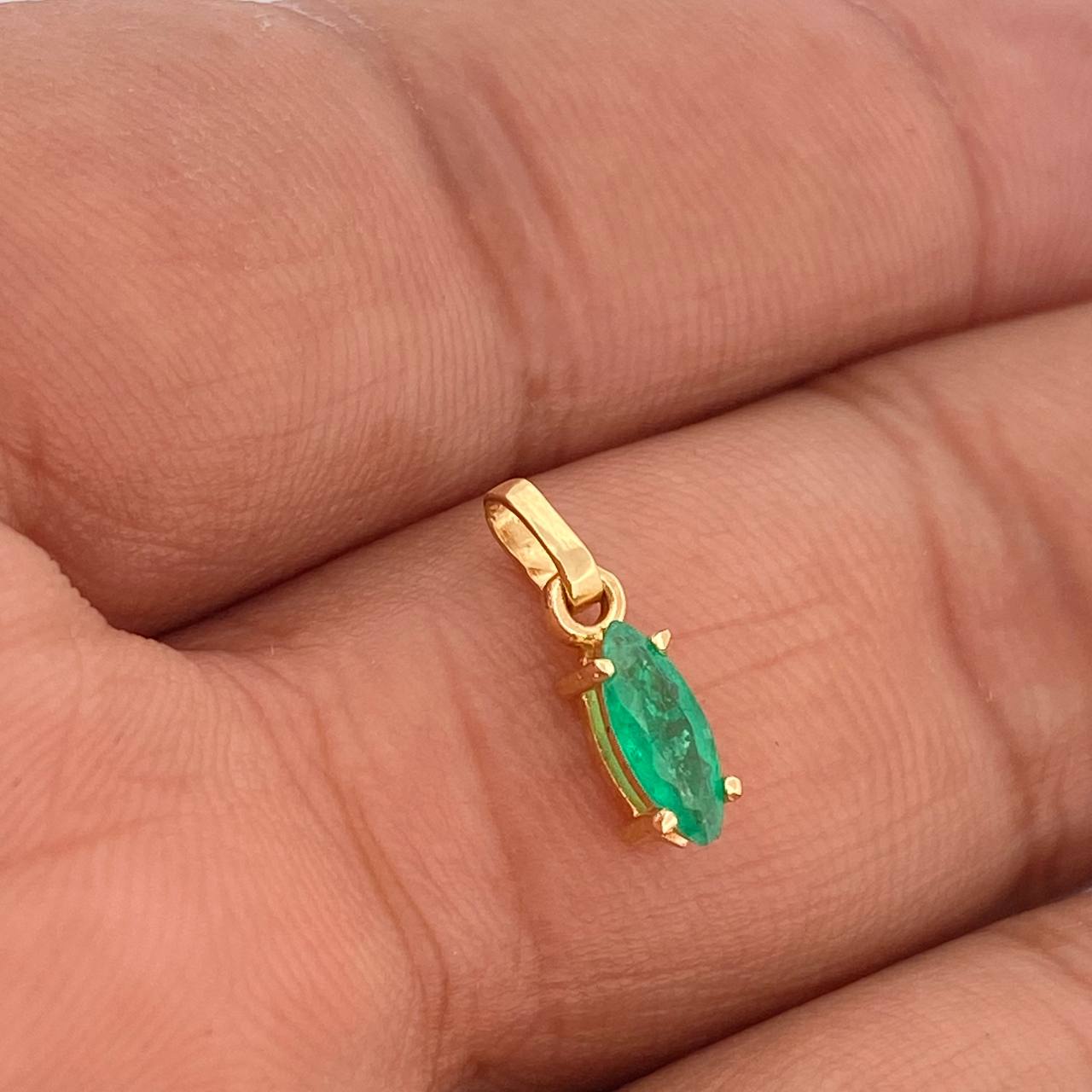 Dije Oval Esmeraldas 0.5gr / 1.3cm / Oro Amarillo 18K %