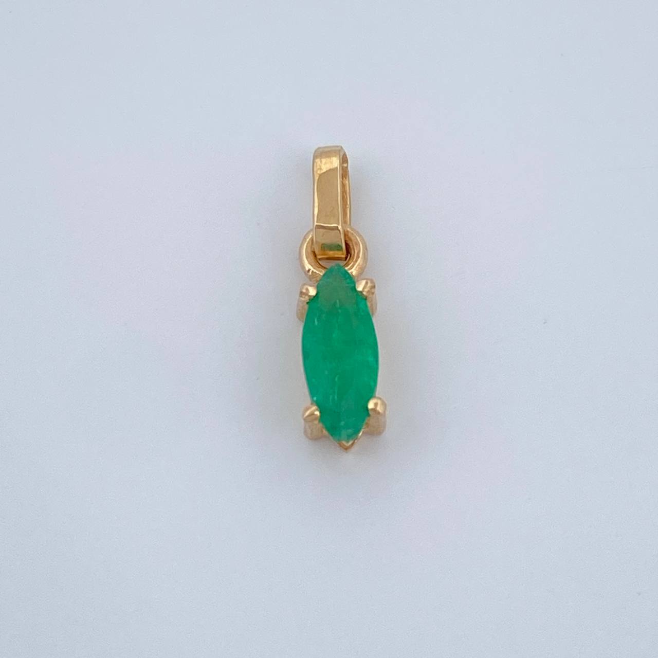 Dije Oval Esmeraldas 0.5gr / 1.3cm / Oro Amarillo 18K %