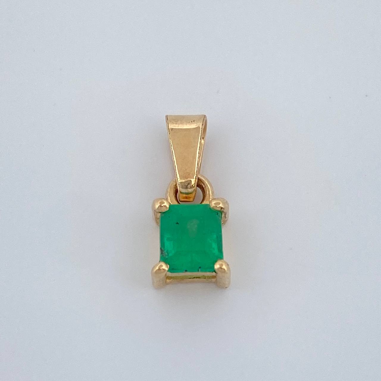 Dije Cuadro Esmeralda 0.7gr / 1.2cm / Oro Amarillo 18K %