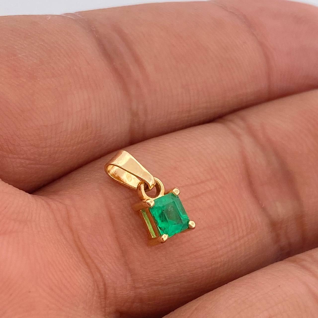 Dije Cuadro Esmeralda 0.7gr / 1.2cm / Oro Amarillo 18K %