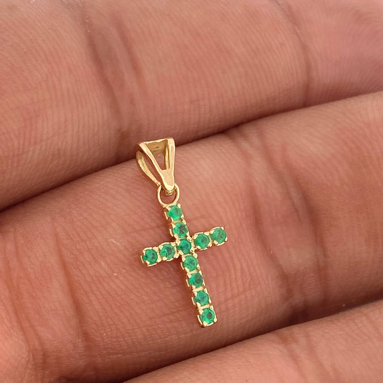 Dije Cruz Esmeraldas 0.6gr / 1.8cm / Oro Amarillo 18K %
