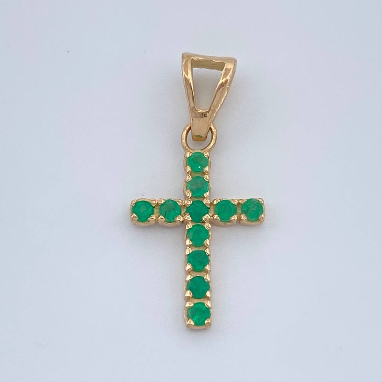 Dije Cruz Esmeraldas 0.6gr / 1.8cm / Oro Amarillo 18K %