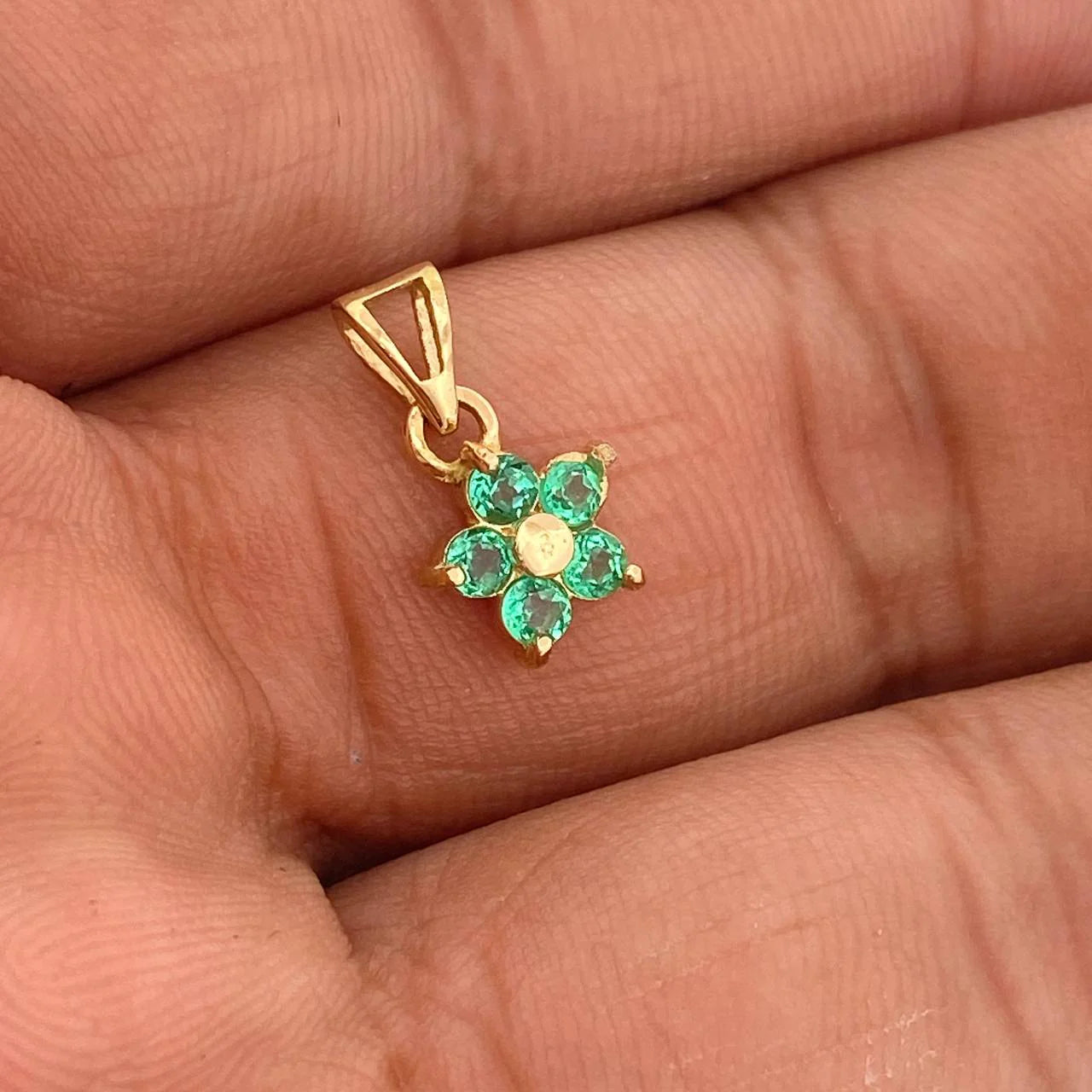 Dije Flor 5 Petalos Esmeraldas 0,15Pts 0.55 g / 1.3 cm Oro Amarillo 18K