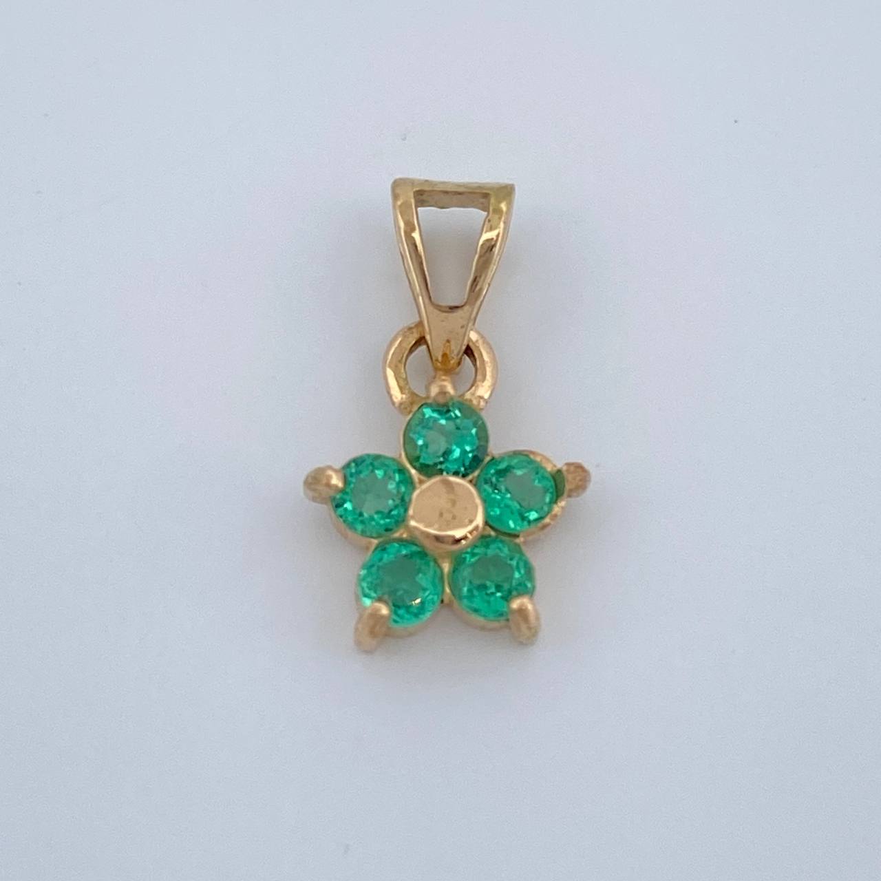 Dije Flor 5 Petalos Esmeraldas 0.85gr / 1.5cm / Oro Amarillo 18K %