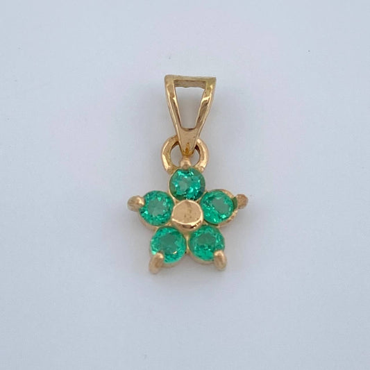 Dije Flor 5 Petalos Esmeraldas 0.85gr / 1.5cm / Oro Amarillo 18K %