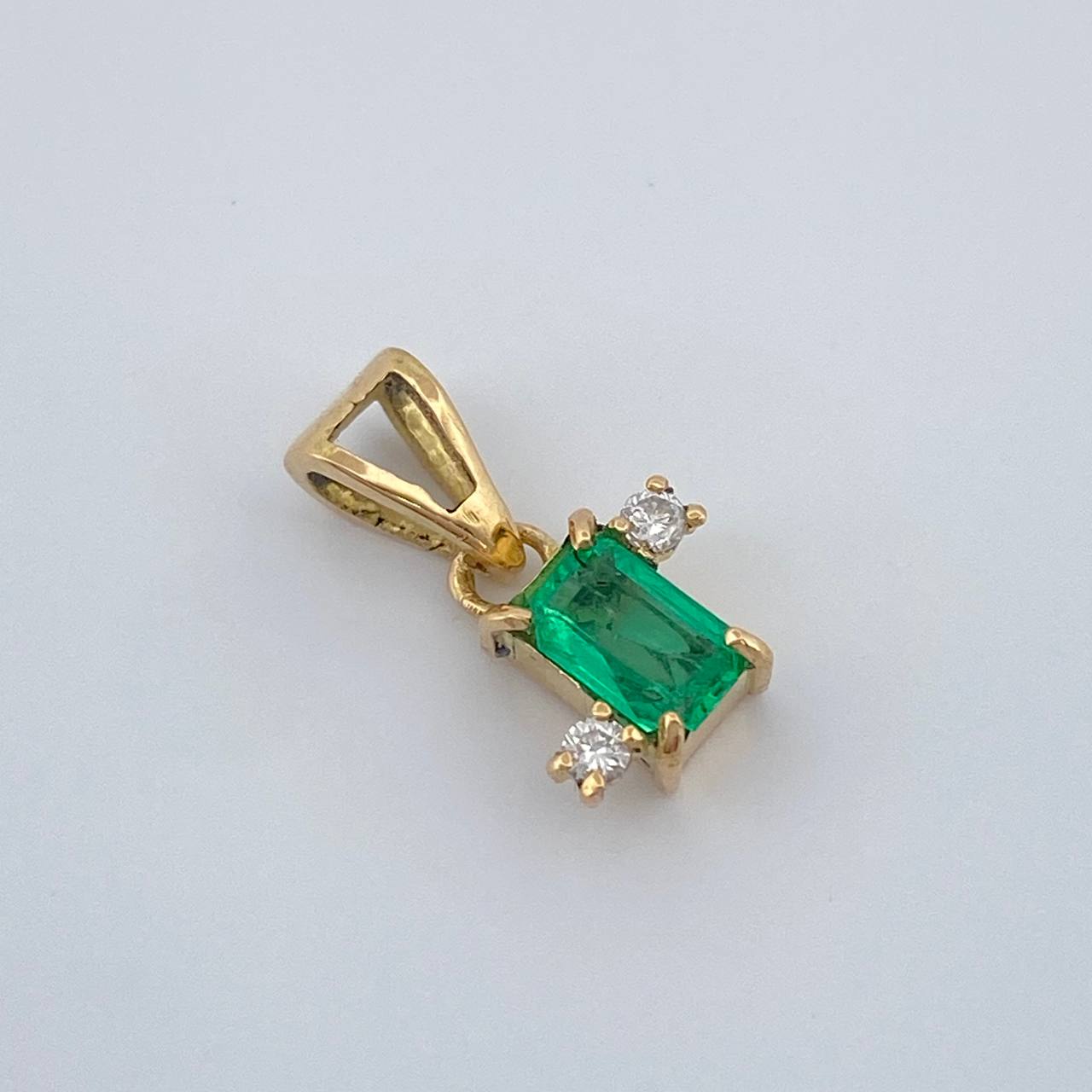 Dije Cuadrado Esmeralda Diamantes 0.65gr / 1.2cm / Oro Amarillo 18K %