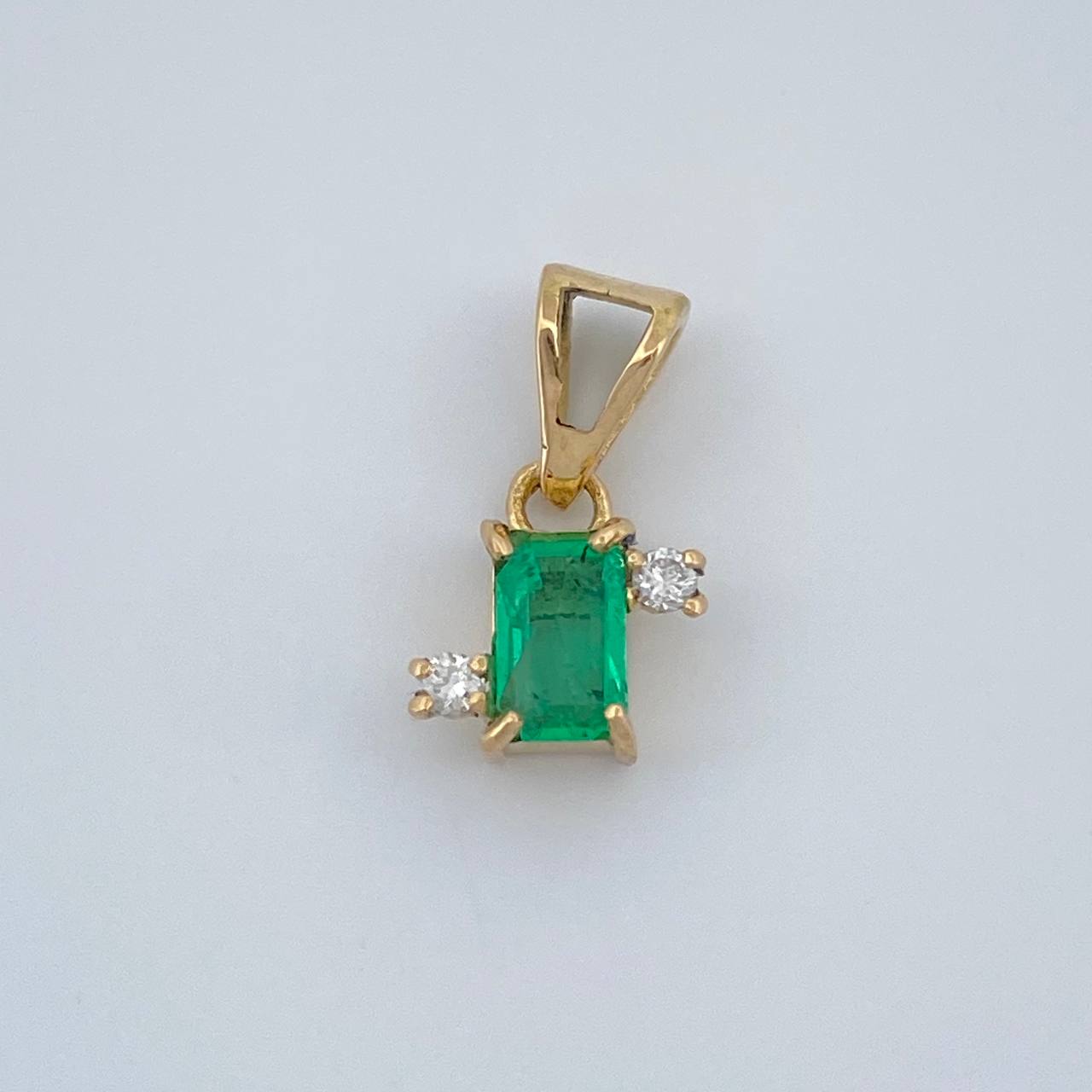 Dije Cuadrado Esmeralda Diamantes 0.65gr / 1.2cm / Oro Amarillo 18K %
