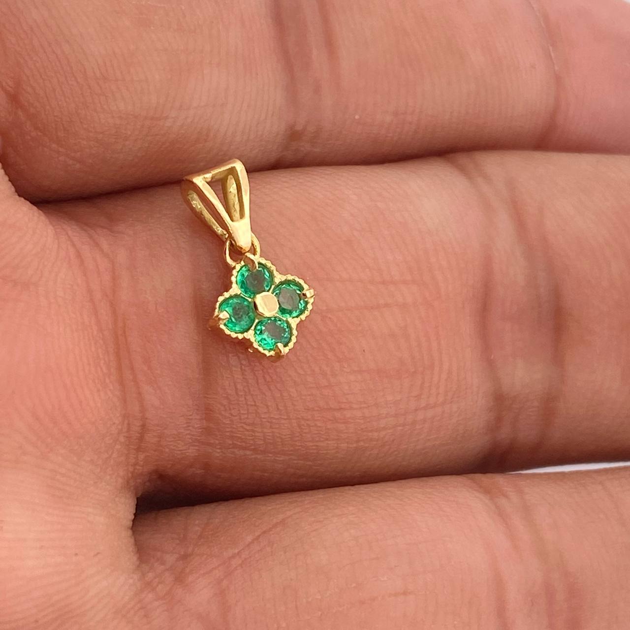 Dije Flor Esmeraldas 0.65gr / 1.2cm / Oro Amarillo 18K %