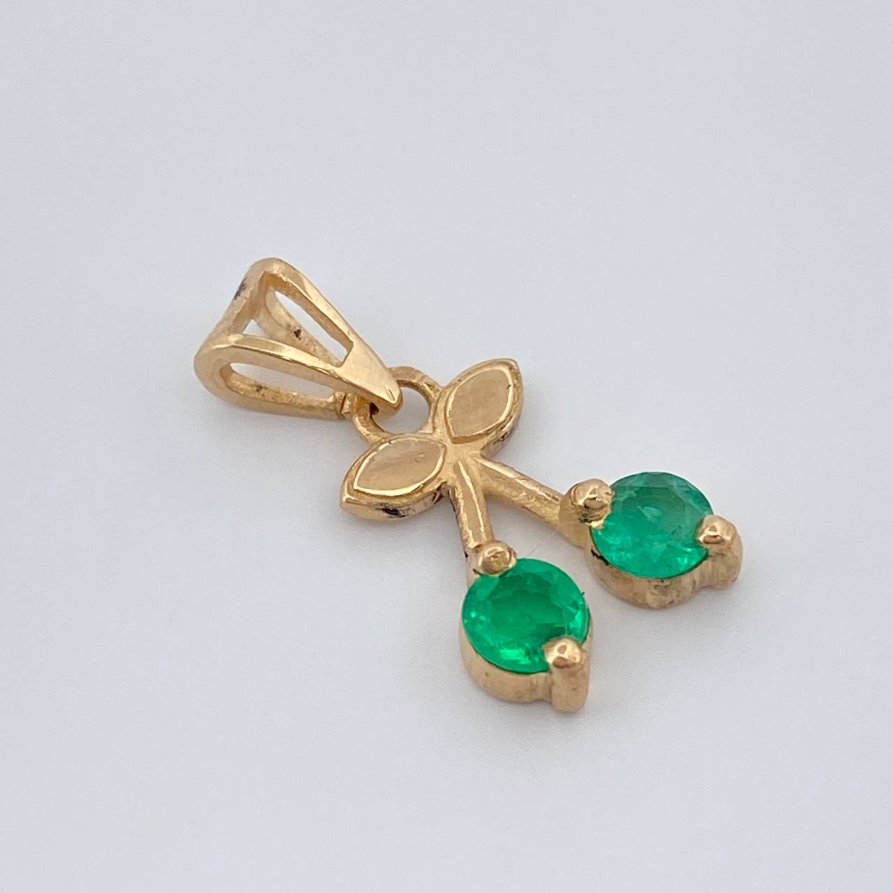 Dije Cereza Esmeraldas 0.9gr / 1.5cm / Oro Amarillo 18K %