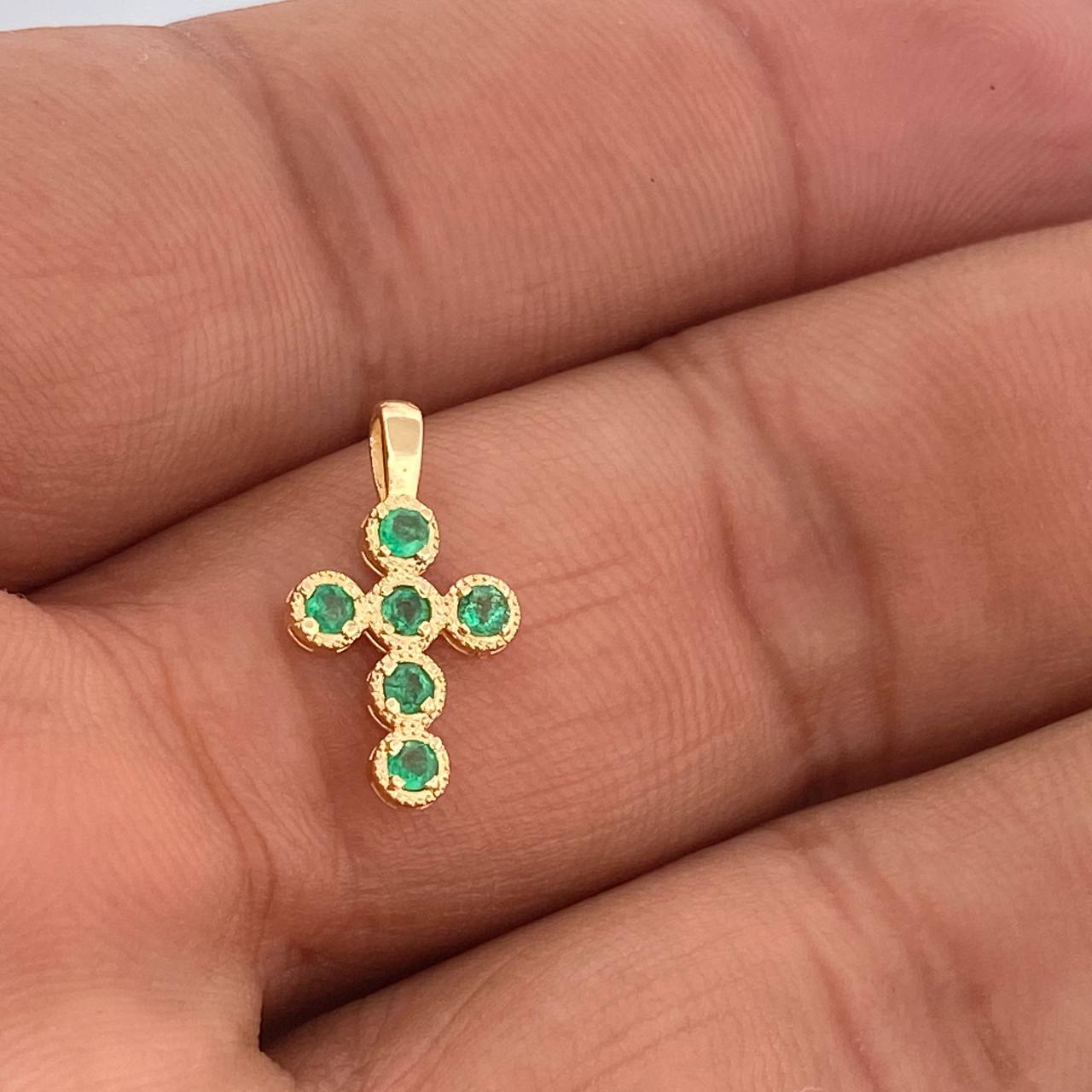 Dije Cruz Esferas Esmeraldas 0.6gr / 1.6cm / Oro Amarillo 18K %