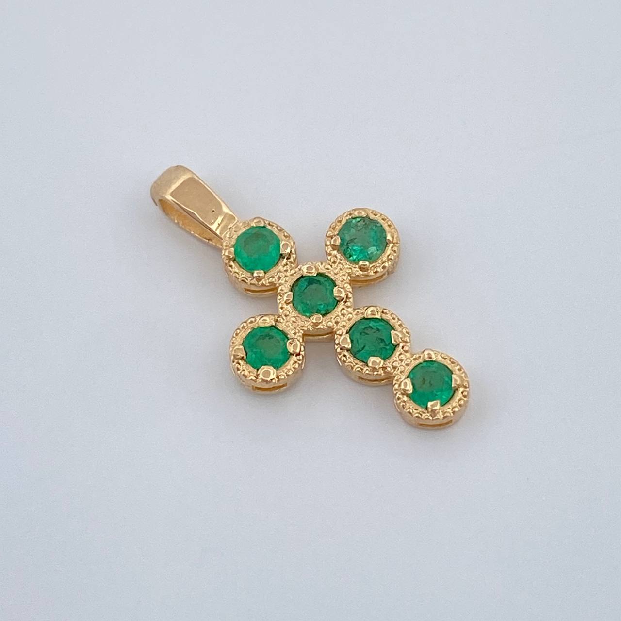 Dije Cruz Esferas Esmeraldas 0.6gr / 1.6cm / Oro Amarillo 18K %