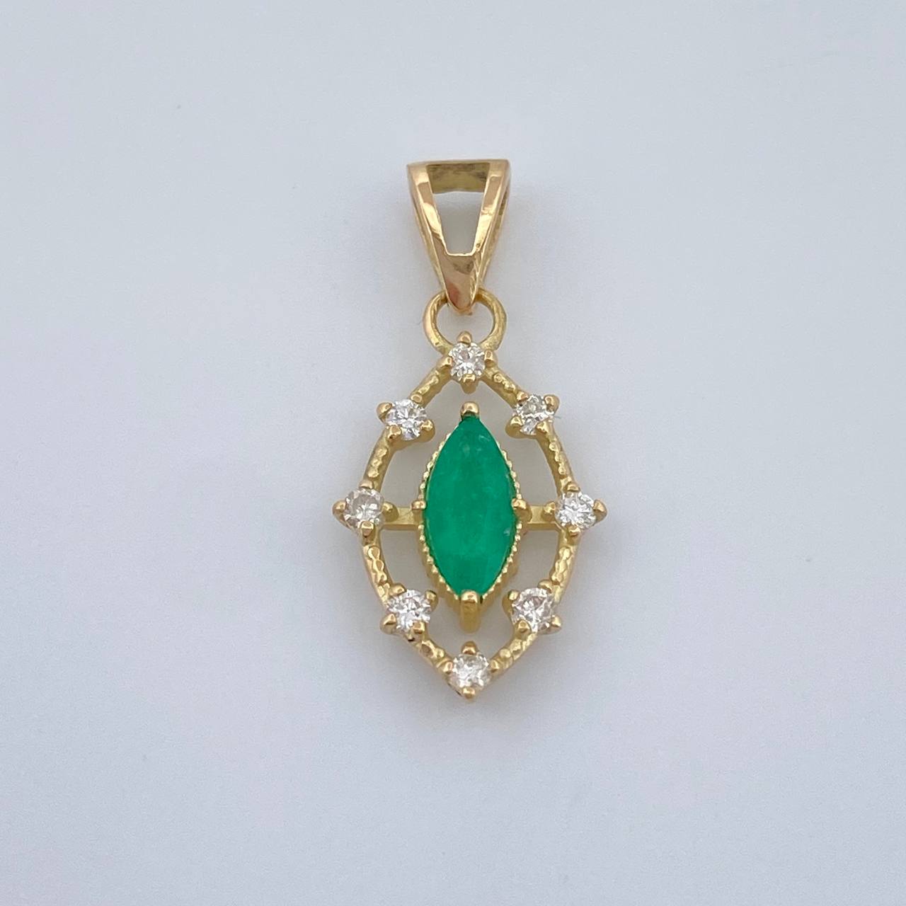 Dije Marquiz Esmeraldas 0.75gr / 2cm / Oro Amarillo 18K %