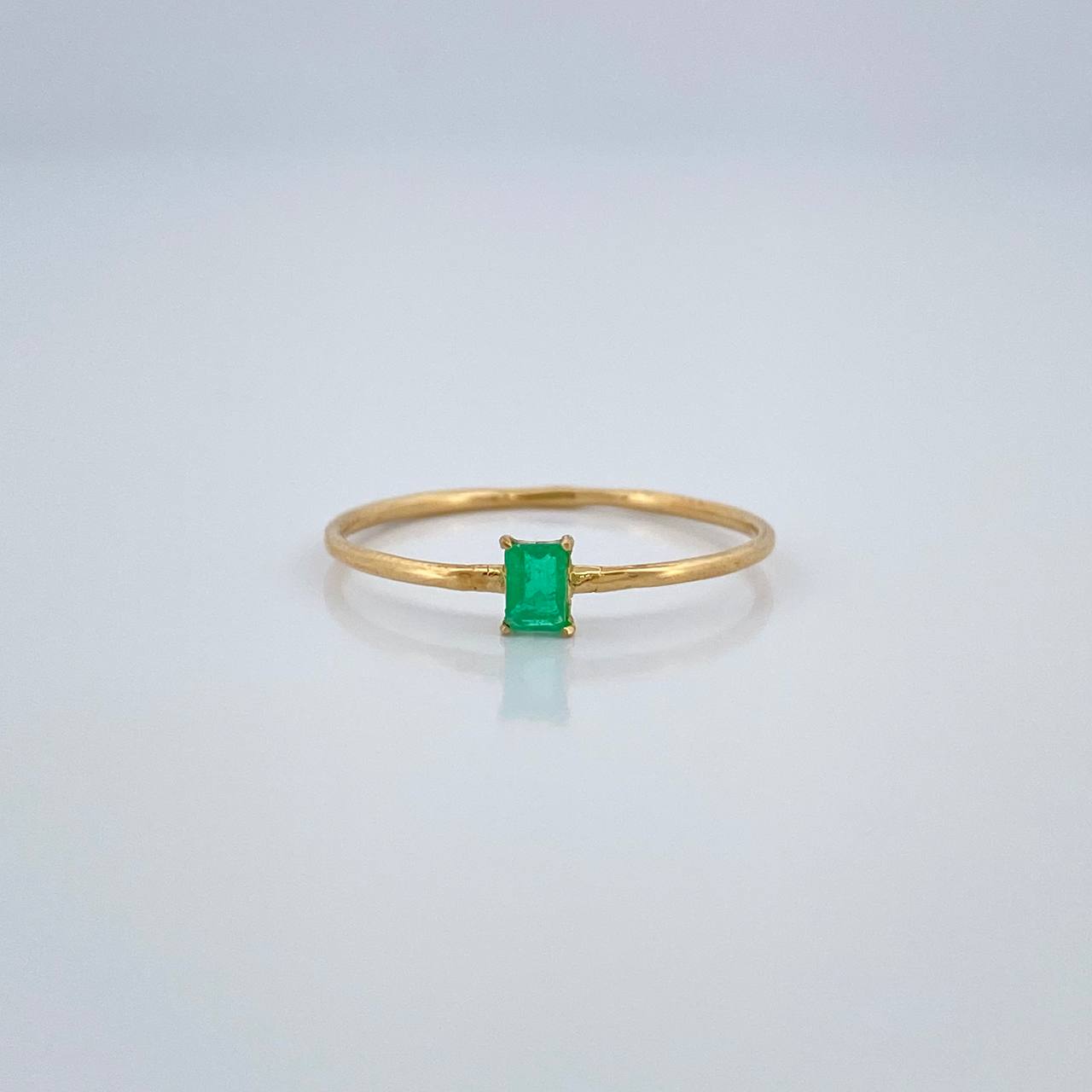 Anillo Solitario Cuadrado Esmeralda 0.85gr / T7 1/2 / Oro Amarillo 18K %