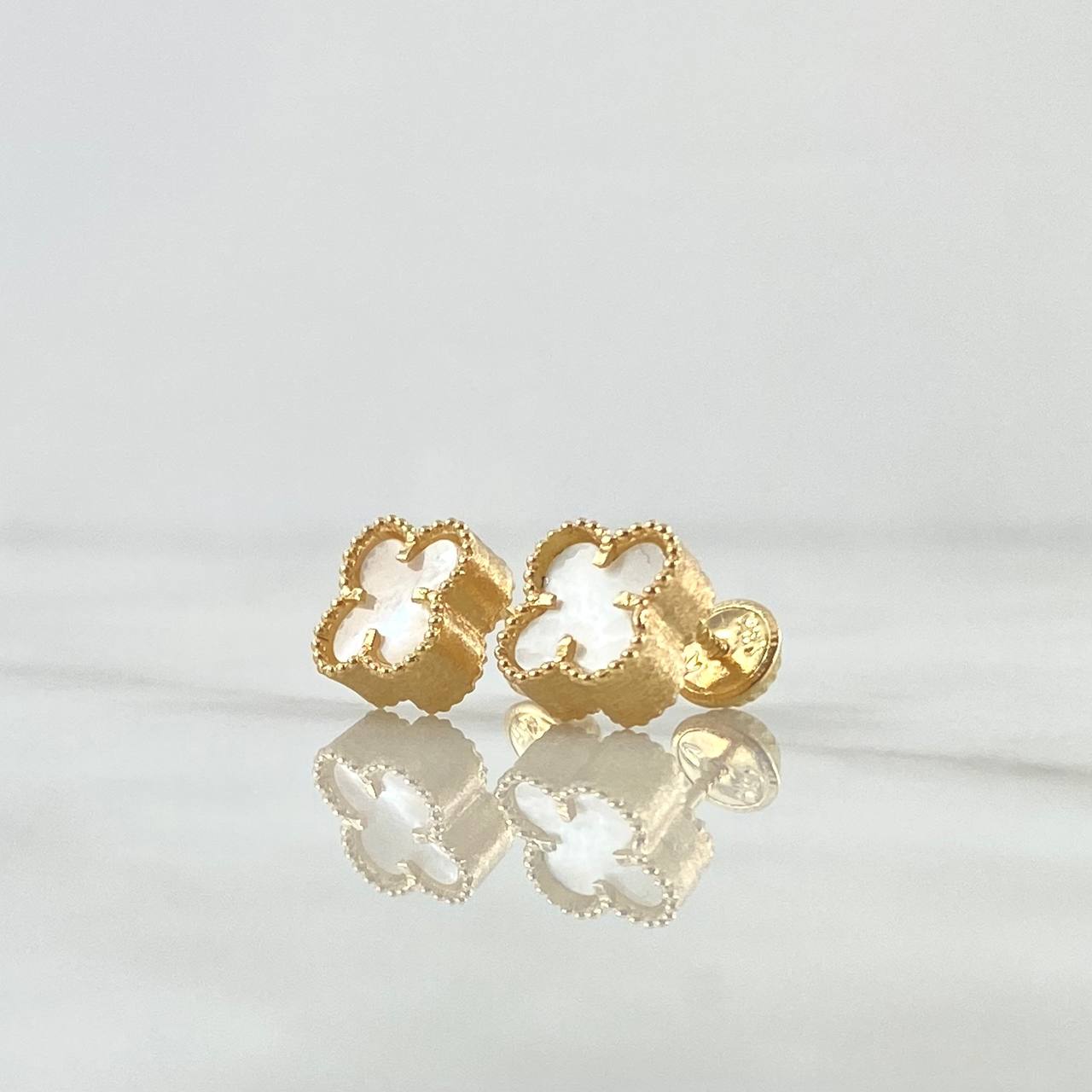 Topos Treból VCyA 2.6gr / 8mm Nacar Blanco - Borde Punteado Mate Oro Amarillo Nac.Esp. 18K