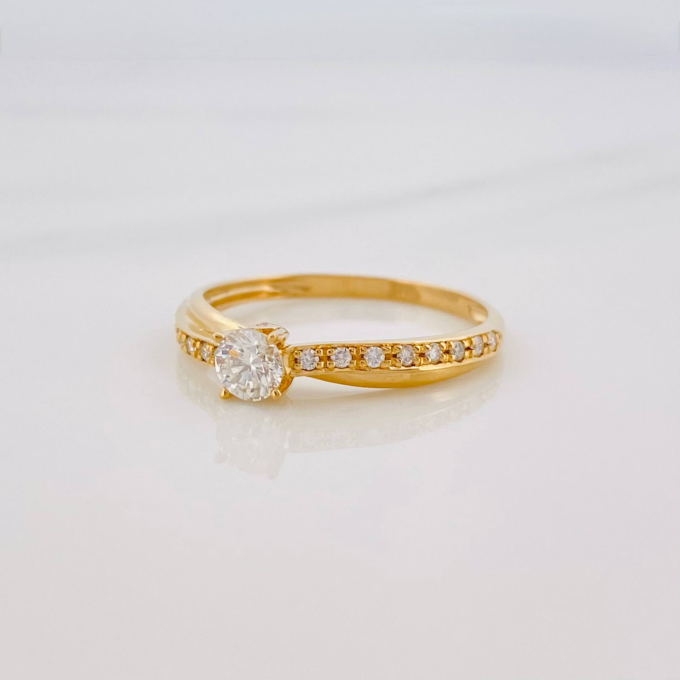 Anillo Solitario Enlazado Diamantes 39Pts 1.5 g / T6 1/2 Oro Amarillo 18K