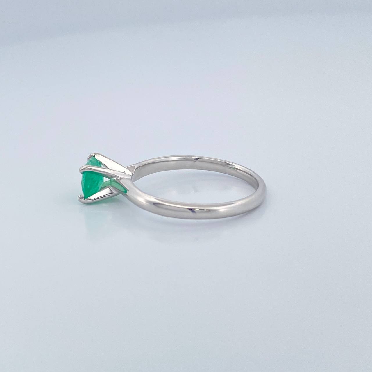 Anillo Solitario Redondo Esmeralda 2.55gr / 6.75cm / Oro Blanco 18K %