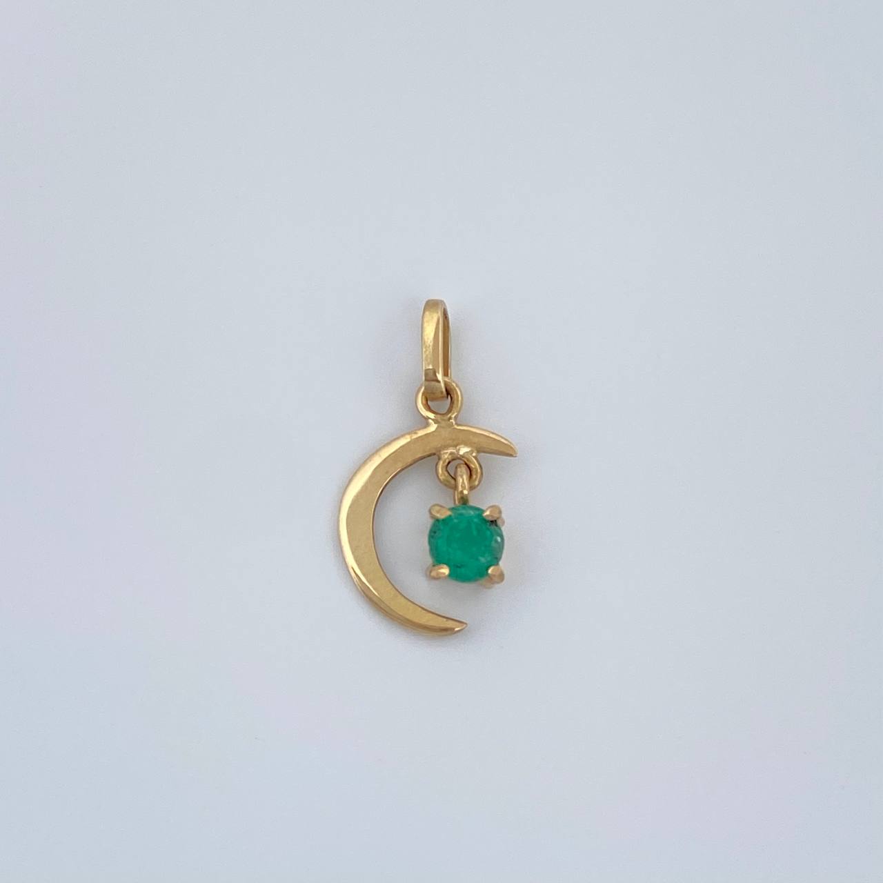 Dije Luna Figura Esmeralada 0.55gr / 1.7cm / Oro Amarillo 18K %